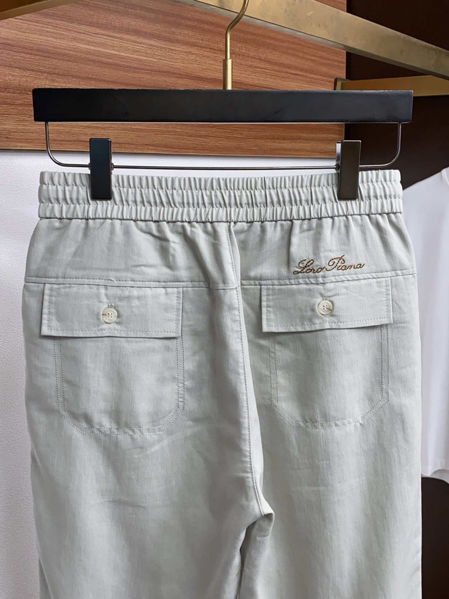 Loro Piana 诺悠翩雅 春夏新款休闲麻料长裤 品牌经典系亚麻短裤面料 舒适度极好，手触感强烈。原