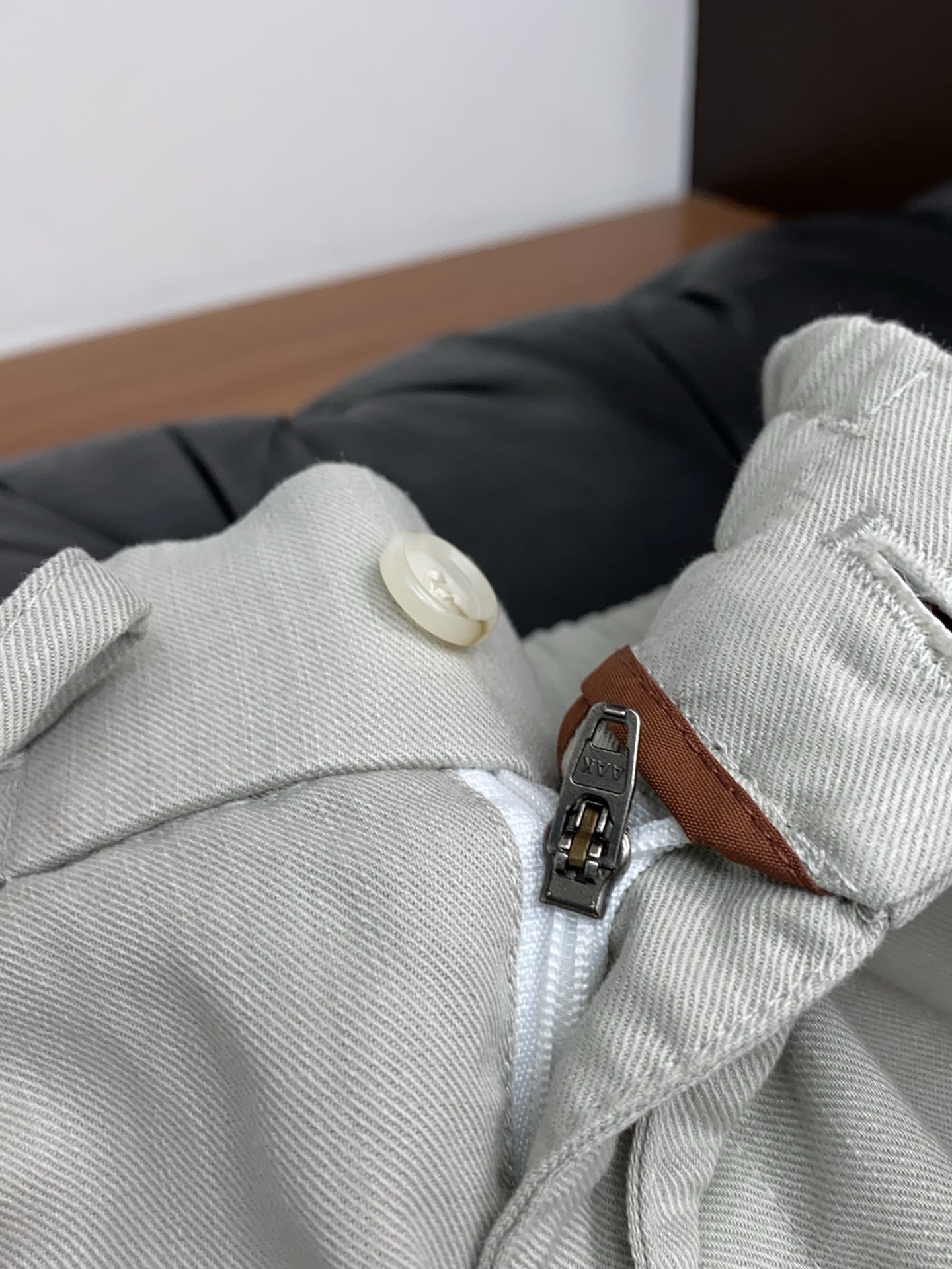 Loro Piana 诺悠翩雅 春夏新款休闲麻料长裤 品牌经典系亚麻短裤面料 舒适度极好，手触感强烈。原