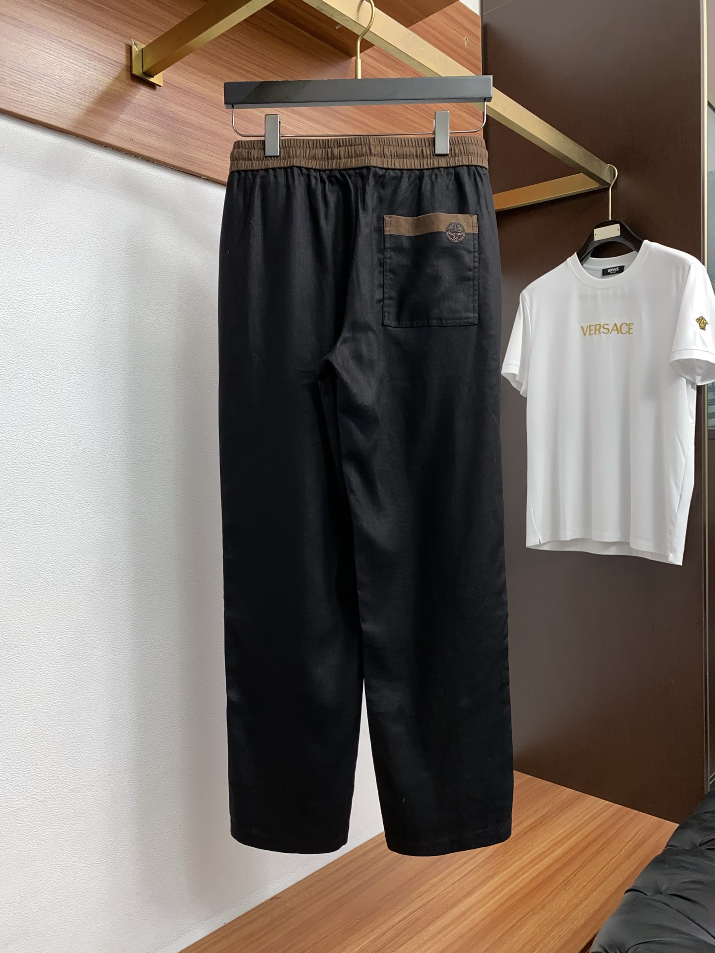 1v 路易威登 春夏新款休闲麻料长裤 品牌经典系亚麻短裤面料 舒适度极好，手触感强烈。原版品牌织带装饰 