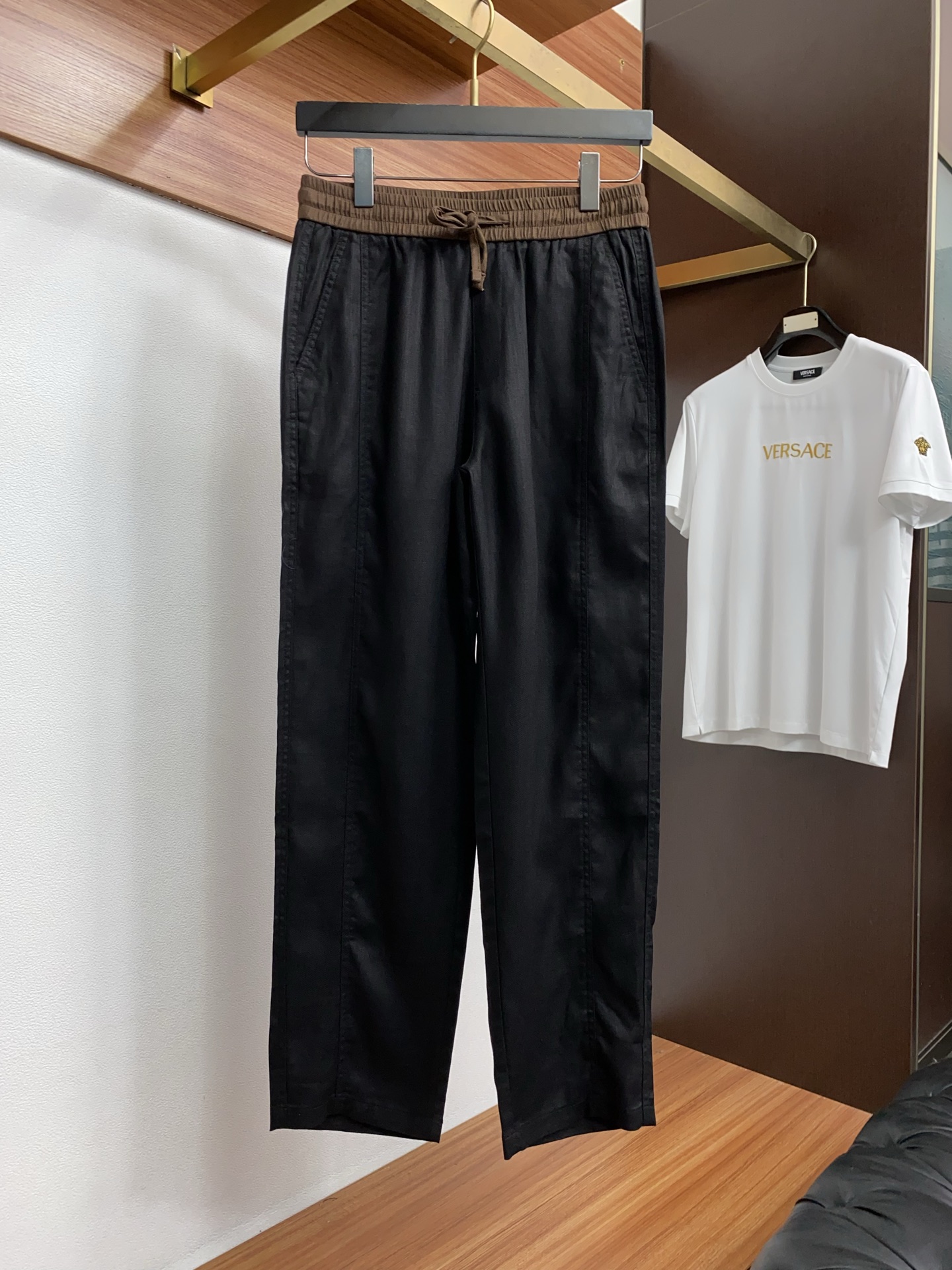 1v 路易威登 春夏新款休闲麻料长裤 品牌经典系亚麻短裤面料 舒适度极好，手触感强烈。原版品牌织带装饰 