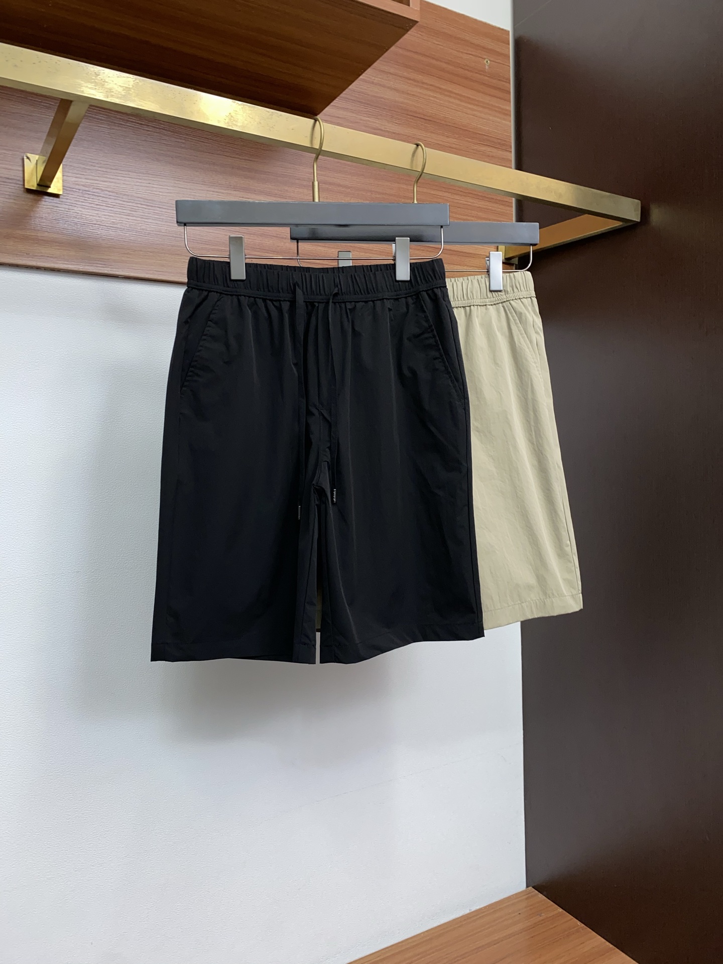 杰尼亚 春夏新款休闲短裤 品牌经典系列纯棉面料 舒适度极好，手触感强烈。原版品牌织带装饰 辨识度极高 定