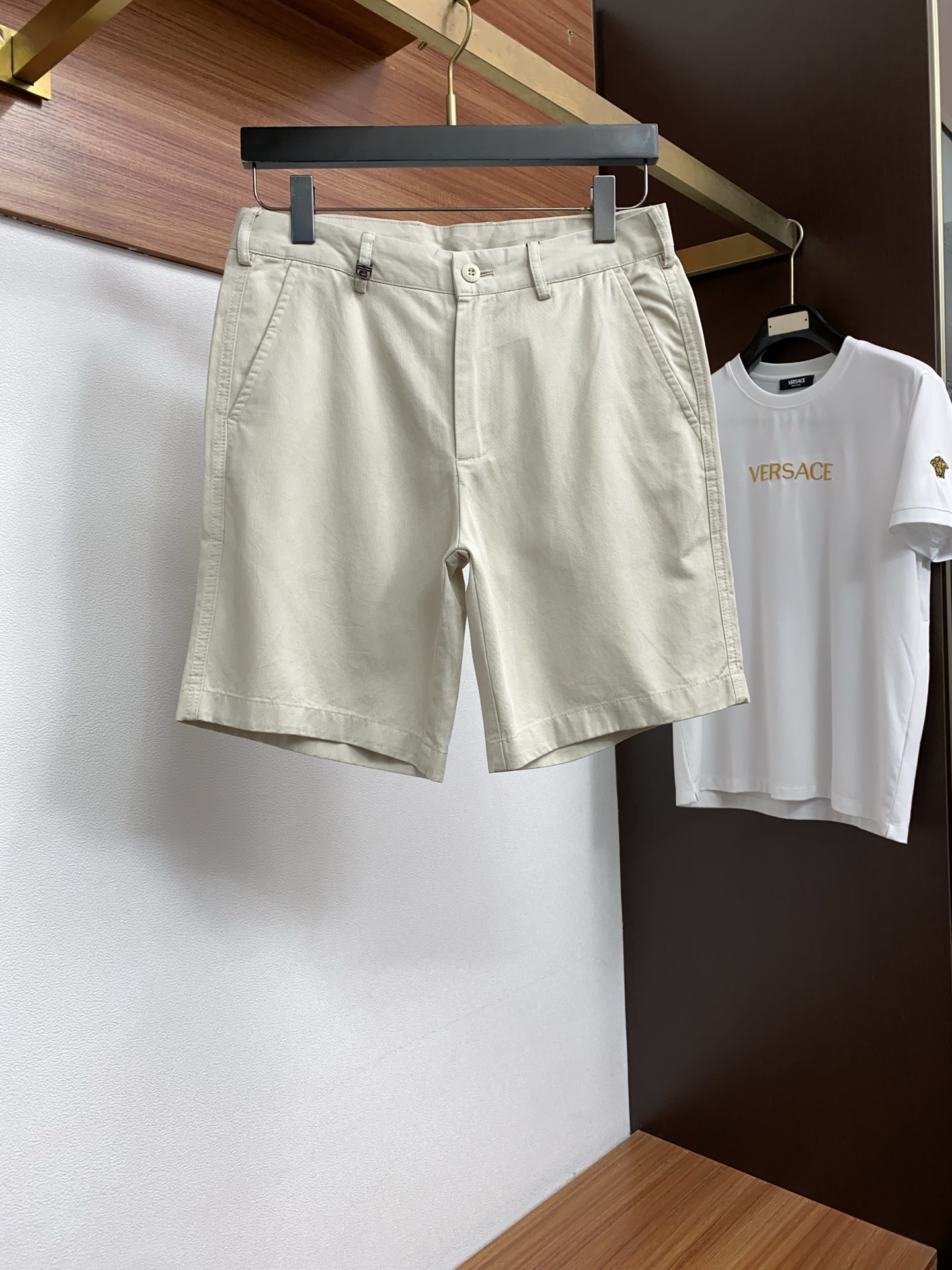 古奇 春夏新款休闲短裤 品牌经典系列纯棉面料 舒适度极好，手触感强烈。原版品牌织带装饰 辨识度极高 定制