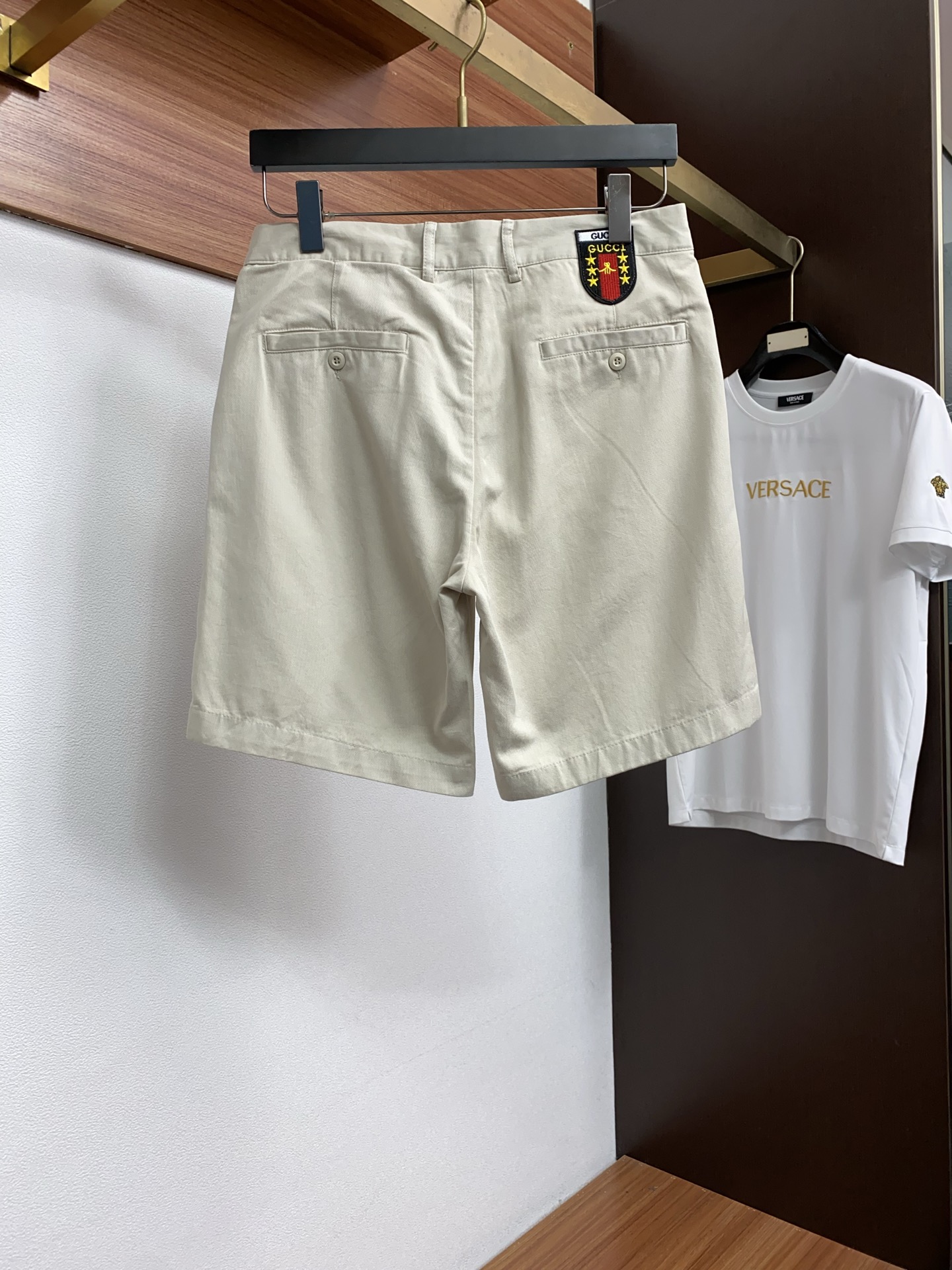 古奇 春夏新款休闲短裤 品牌经典系列纯棉面料 舒适度极好，手触感强烈。原版品牌织带装饰 辨识度极高 定制