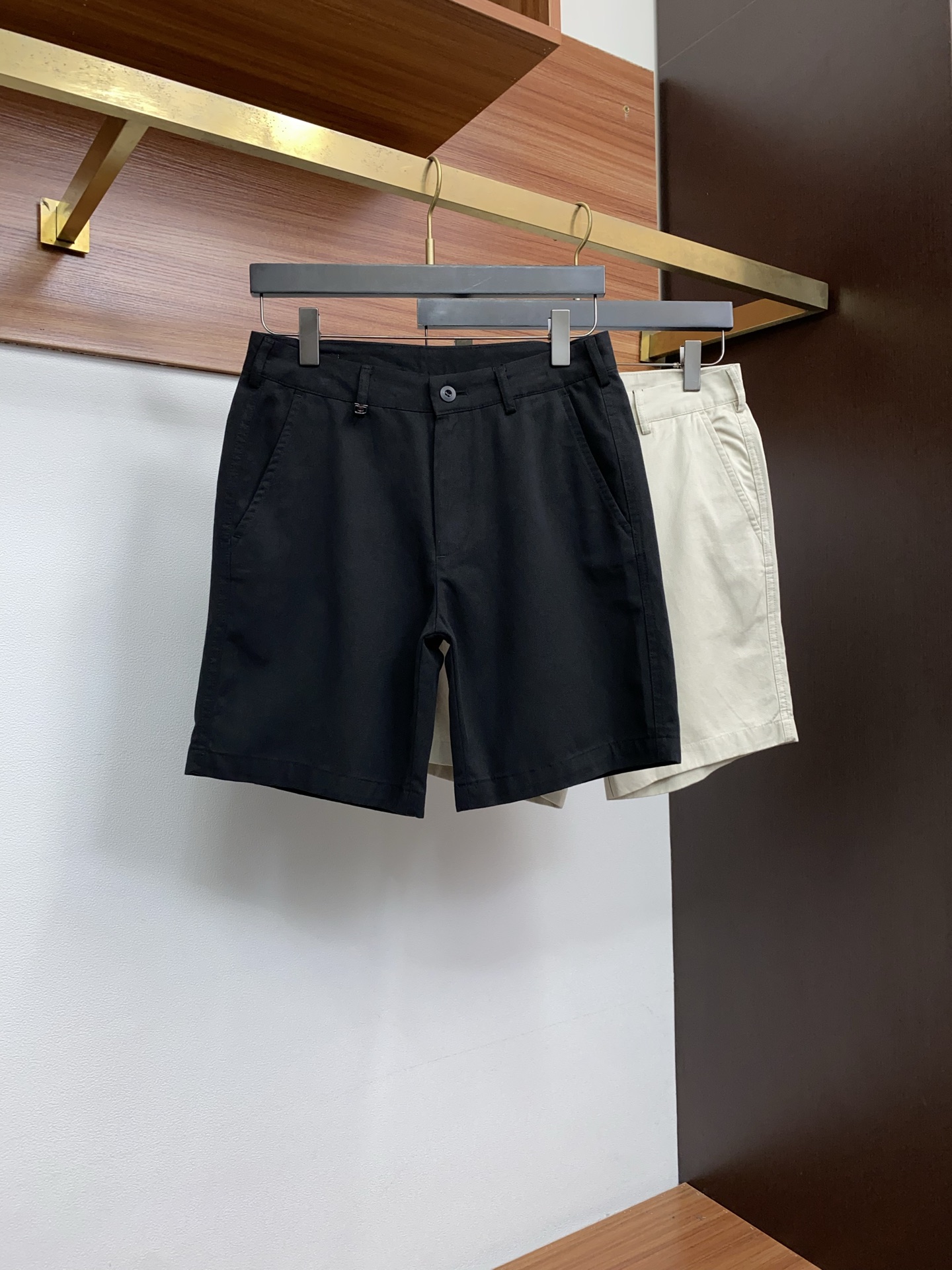 古奇 春夏新款休闲短裤 品牌经典系列纯棉面料 舒适度极好，手触感强烈。原版品牌织带装饰 辨识度极高 定制