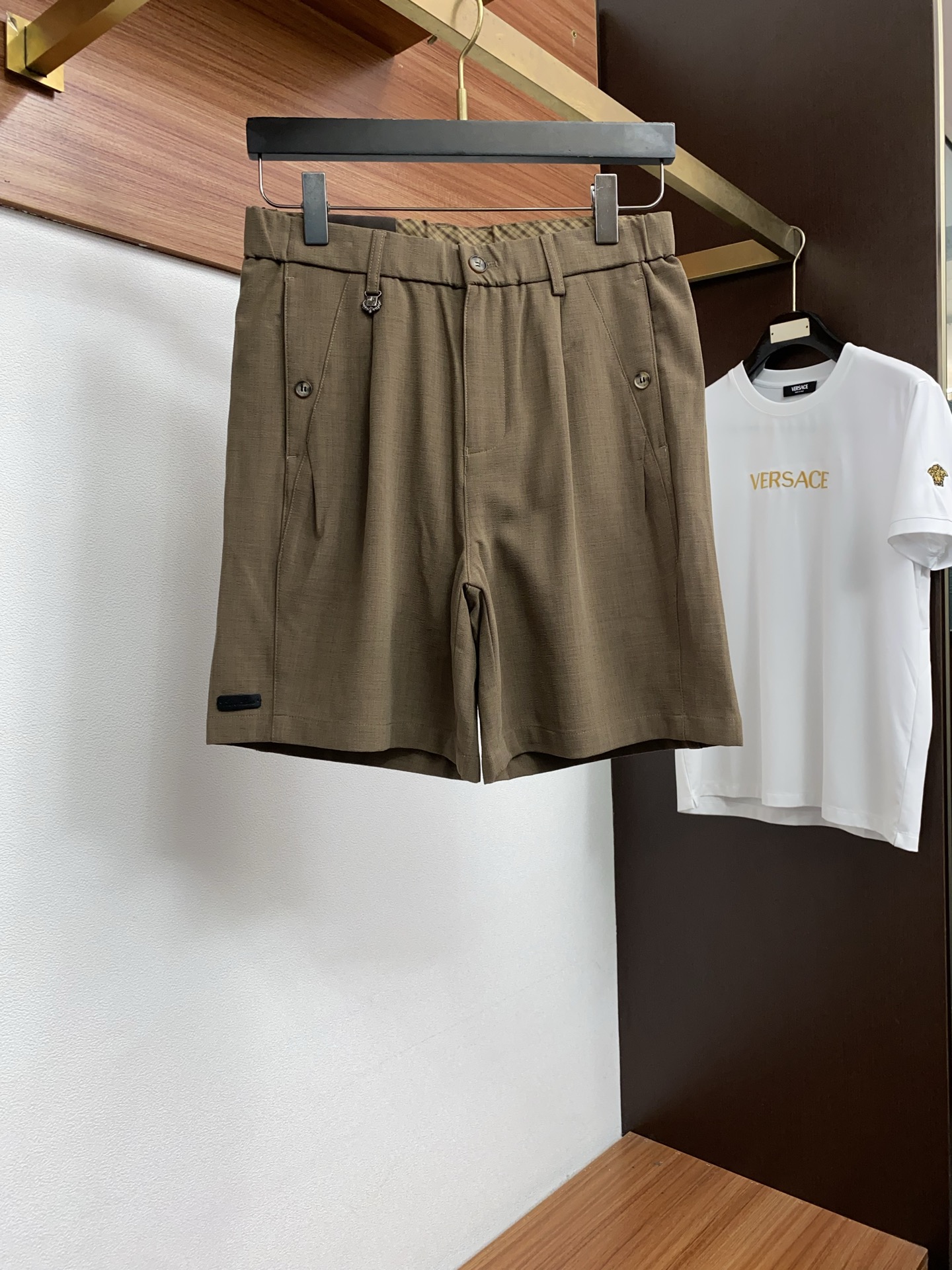 Loro Piana 诺悠翩雅 春夏新款休闲短裤 品牌经典系列纯棉面料 舒适度极好，手触感强烈。原版品牌