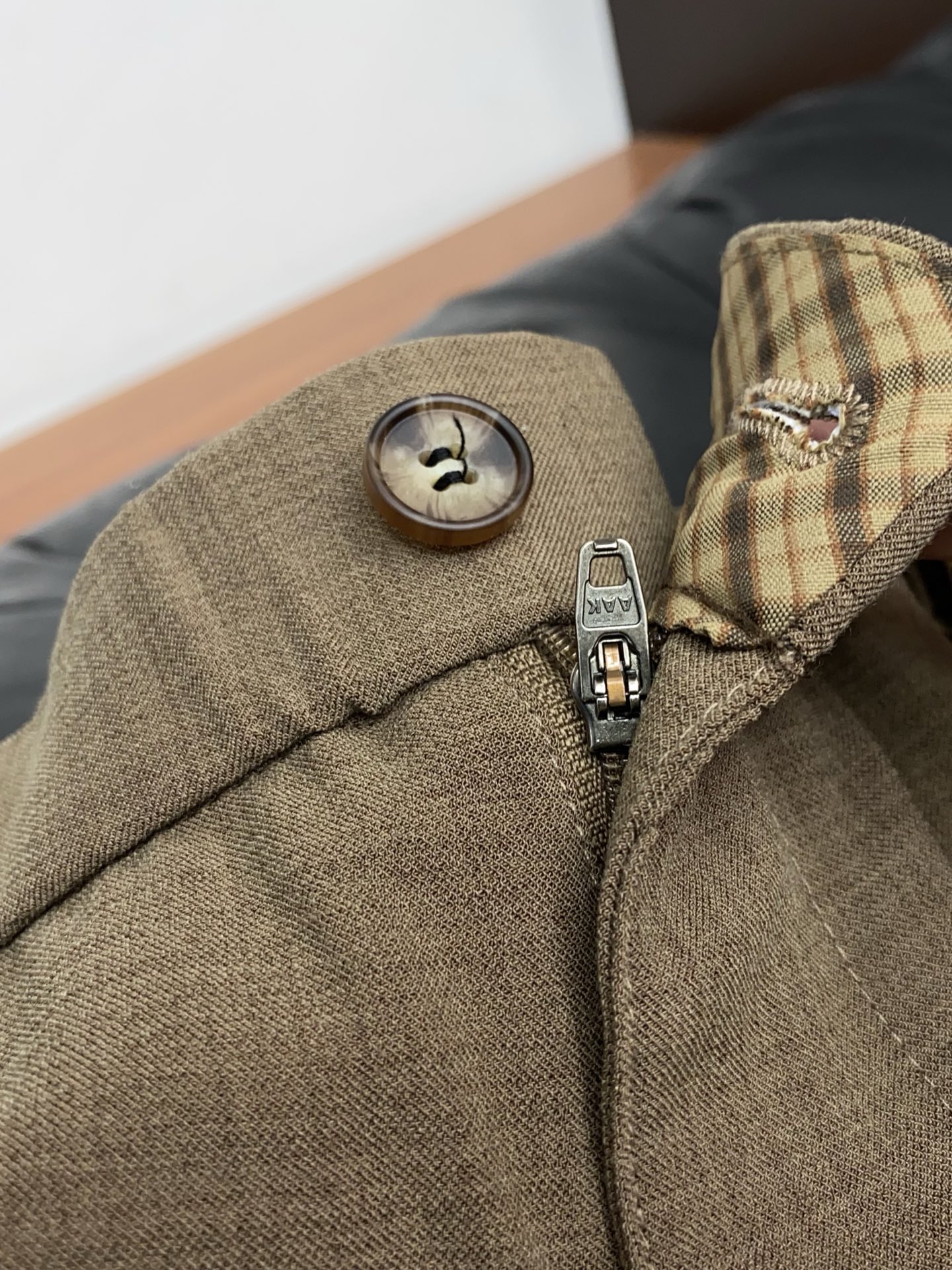 Loro Piana 诺悠翩雅 春夏新款休闲短裤 品牌经典系列纯棉面料 舒适度极好，手触感强烈。原版品牌