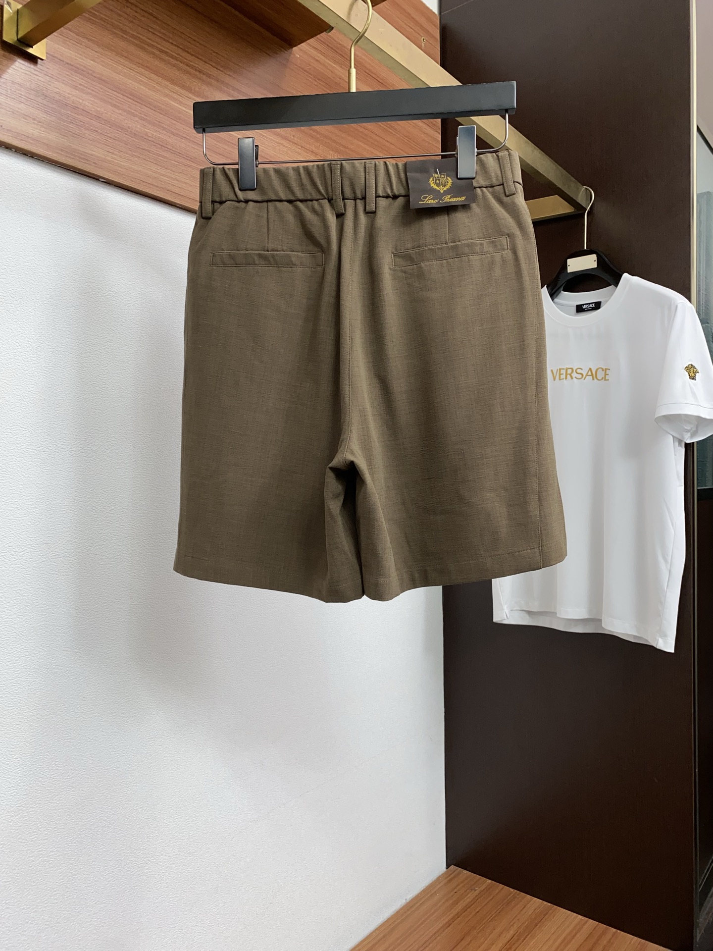 Loro Piana 诺悠翩雅 春夏新款休闲短裤 品牌经典系列纯棉面料 舒适度极好，手触感强烈。原版品牌