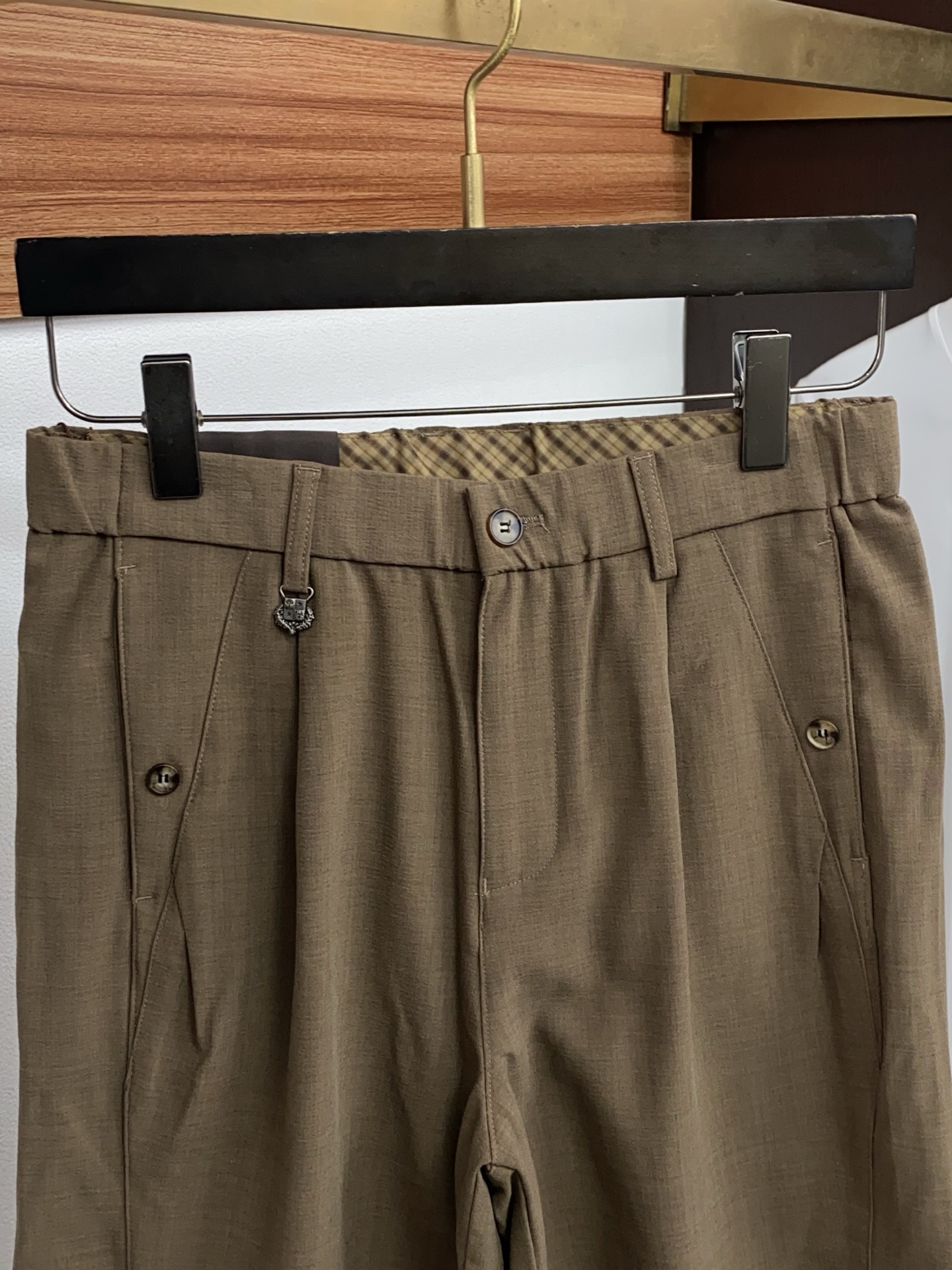 Loro Piana 诺悠翩雅 春夏新款休闲短裤 品牌经典系列纯棉面料 舒适度极好，手触感强烈。原版品牌