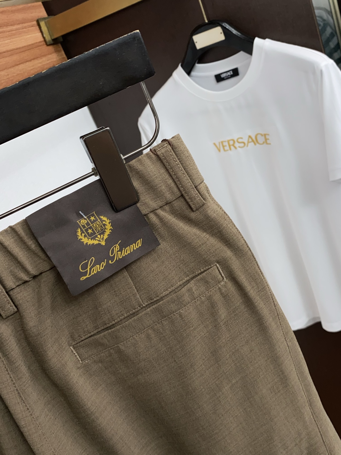 Loro Piana 诺悠翩雅 春夏新款休闲短裤 品牌经典系列纯棉面料 舒适度极好，手触感强烈。原版品牌