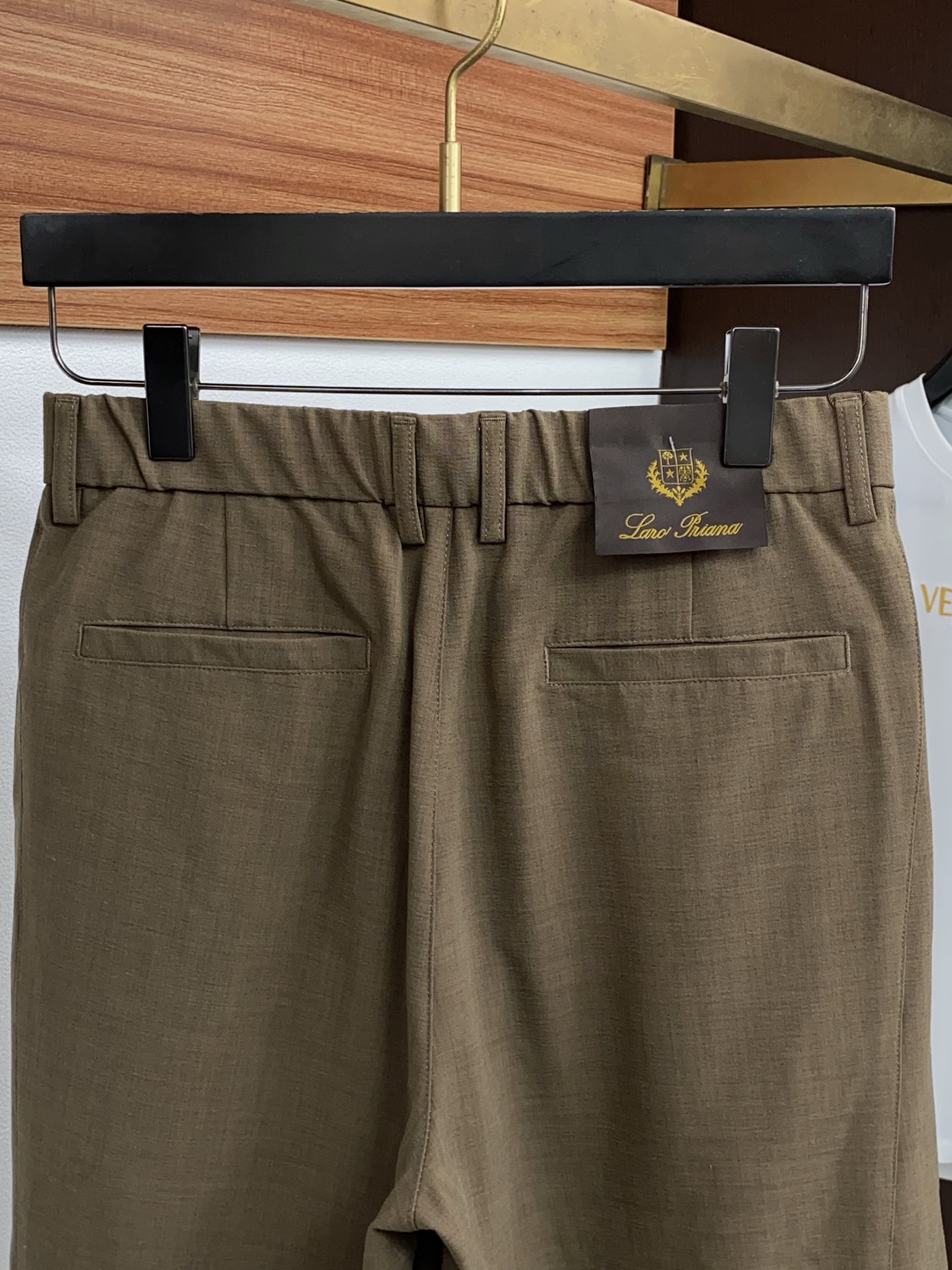 Loro Piana 诺悠翩雅 春夏新款休闲短裤 品牌经典系列纯棉面料 舒适度极好，手触感强烈。原版品牌