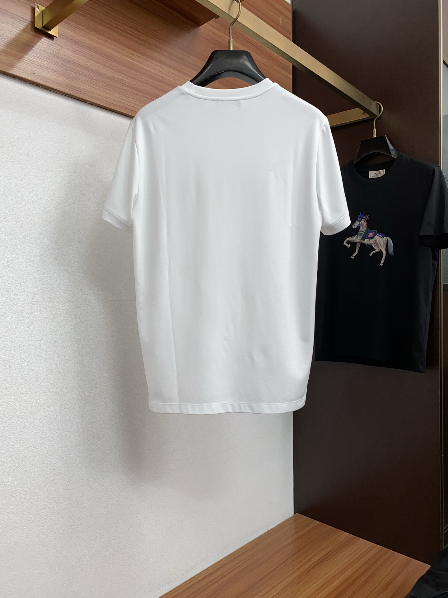 范思哲 春夏新款首发专柜最新款圆领短袖 高端订制 设计前卫时尚！品牌logo重工艺设计 高端定制100双