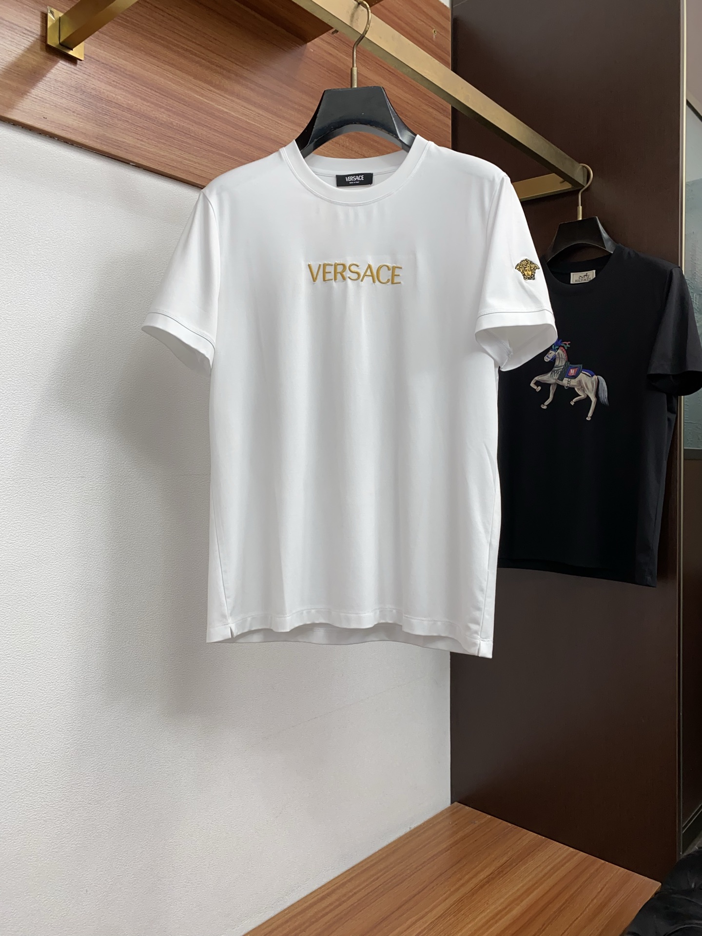 范思哲 春夏新款首发专柜最新款圆领短袖 高端订制 设计前卫时尚！品牌logo重工艺设计 高端定制100双