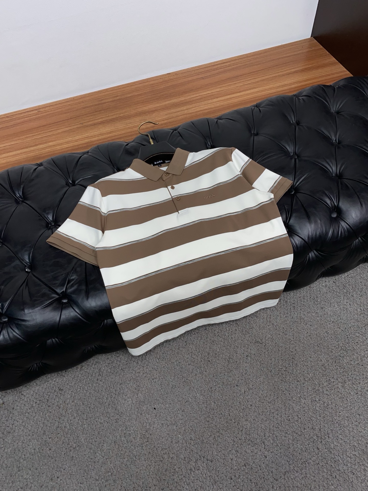 2026春夏新品商务Polo，极简的衣身造型！丝光面料整体的触感极为舒适，弹力十足亲肤效果高级，经典时尚翻领 Polo衫