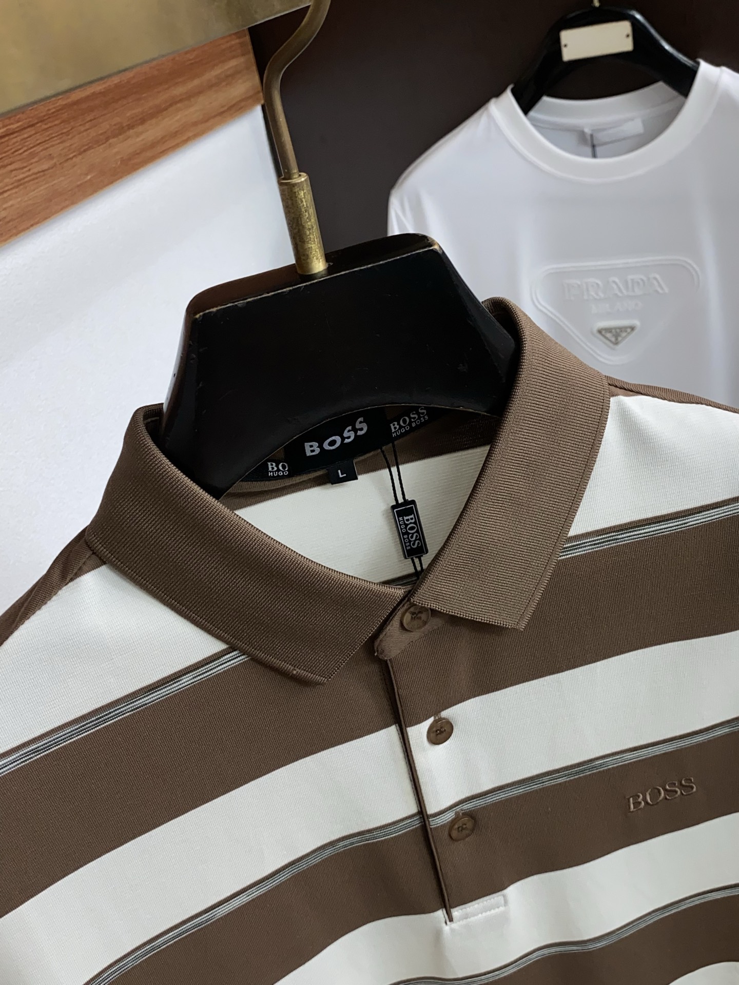 2026春夏新品商务Polo，极简的衣身造型！丝光面料整体的触感极为舒适，弹力十足亲肤效果高级，经典时尚翻领 Polo衫