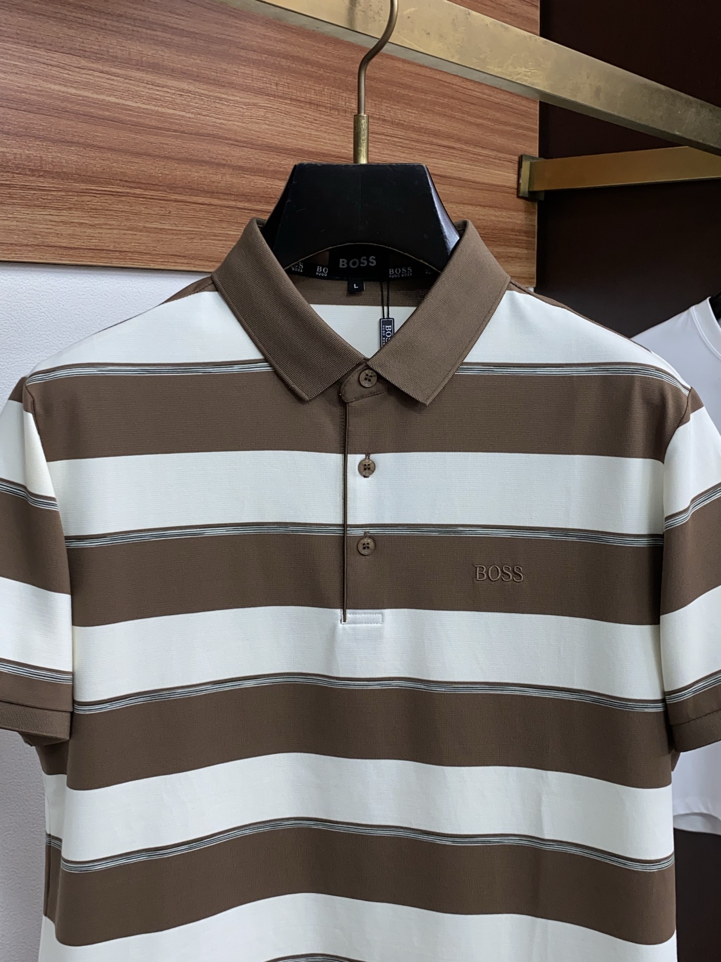 2026春夏新品商务Polo，极简的衣身造型！丝光面料整体的触感极为舒适，弹力十足亲肤效果高级，经典时尚翻领 Polo衫