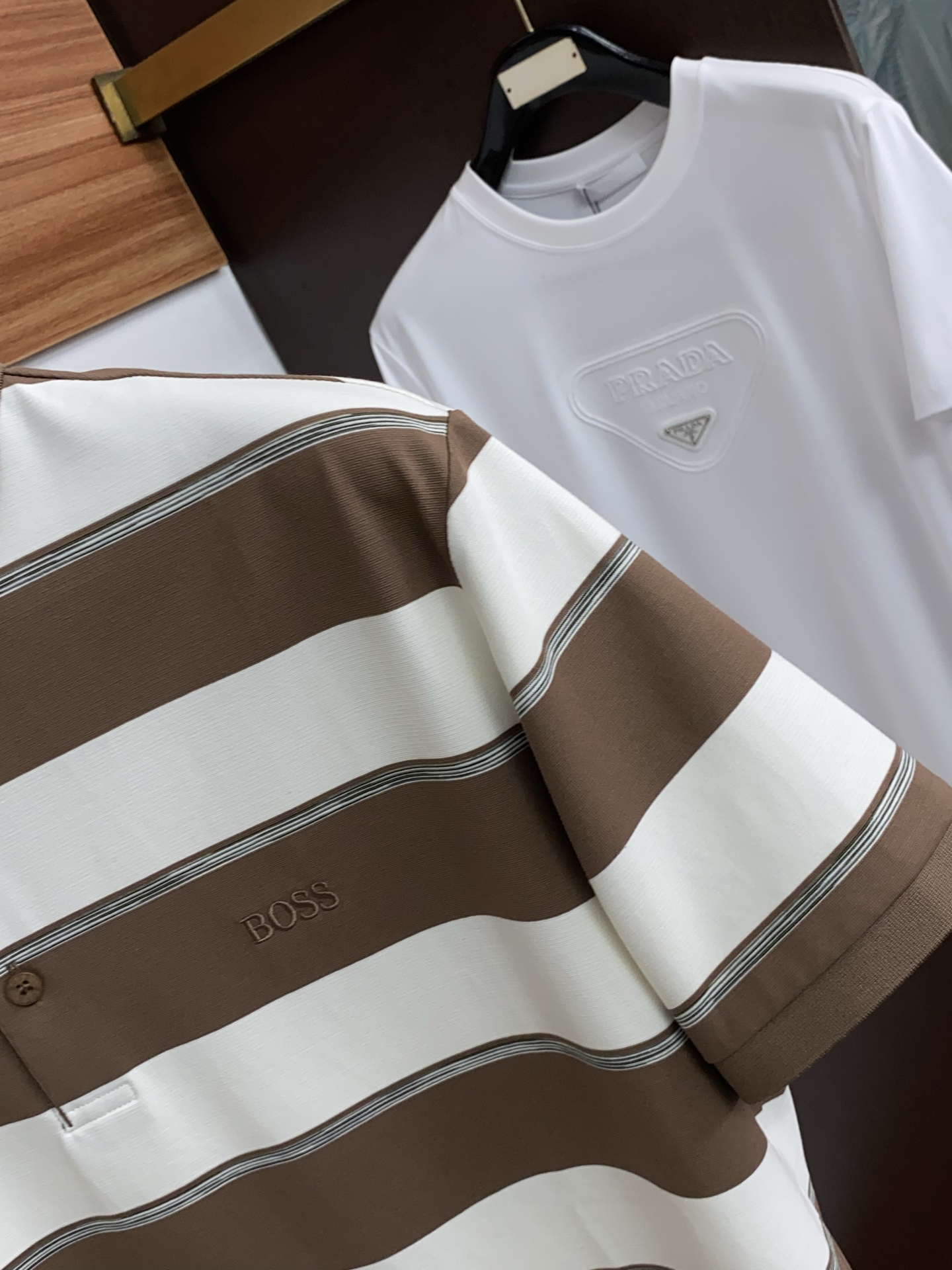 2026春夏新品商务Polo，极简的衣身造型！丝光面料整体的触感极为舒适，弹力十足亲肤效果高级，经典时尚翻领 Polo衫