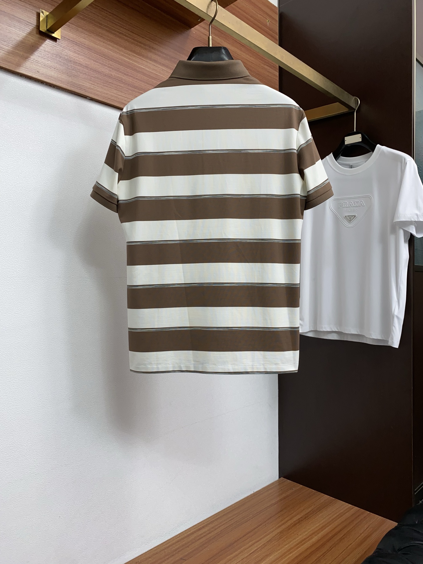 2026春夏新品商务Polo，极简的衣身造型！丝光面料整体的触感极为舒适，弹力十足亲肤效果高级，经典时尚翻领 Polo衫