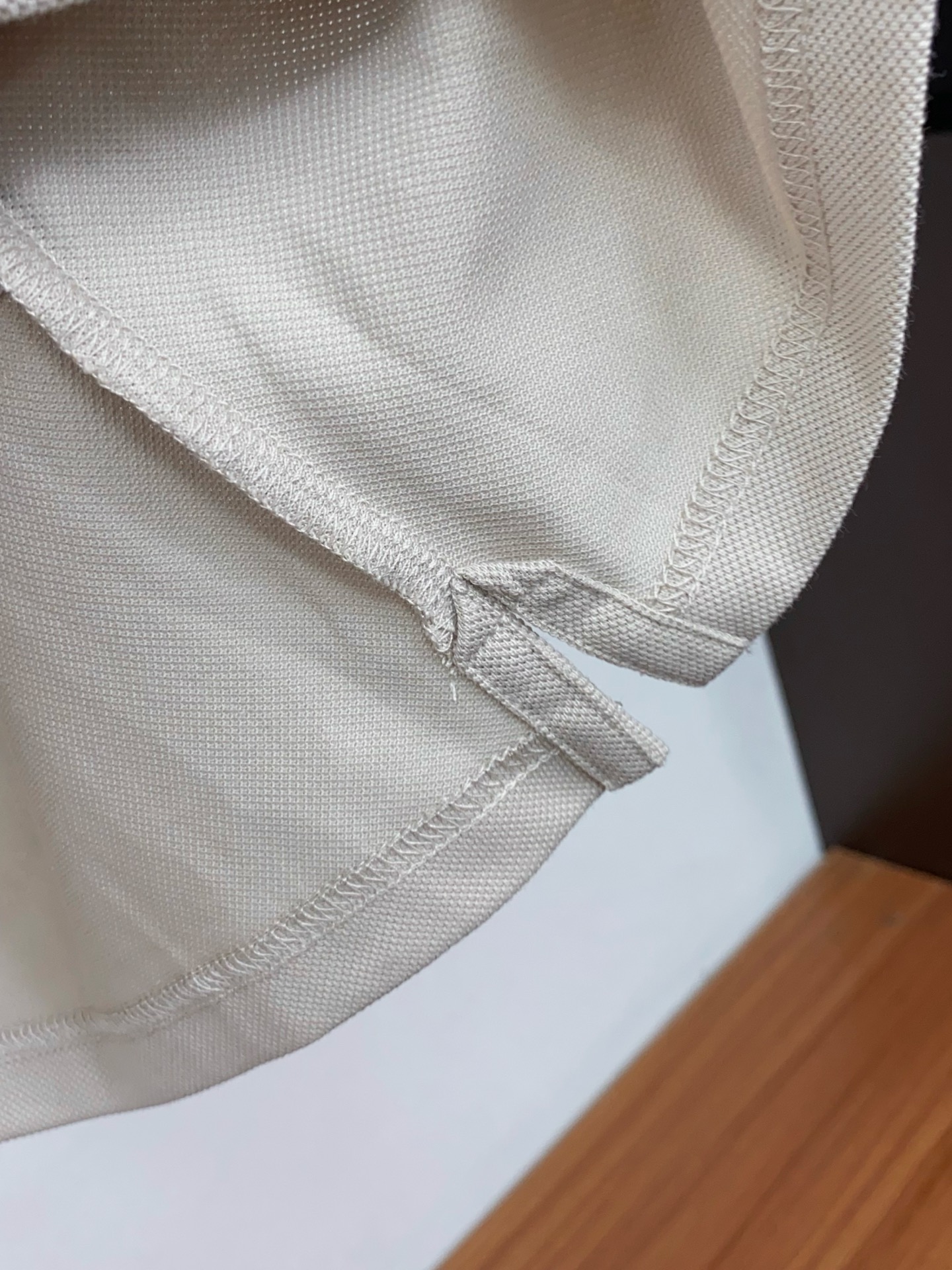 2026春夏新品商务Polo，极简的衣身造型！丝光面料整体的触感极为舒适，弹力十足亲肤效果高级，经典时尚翻领 Polo衫