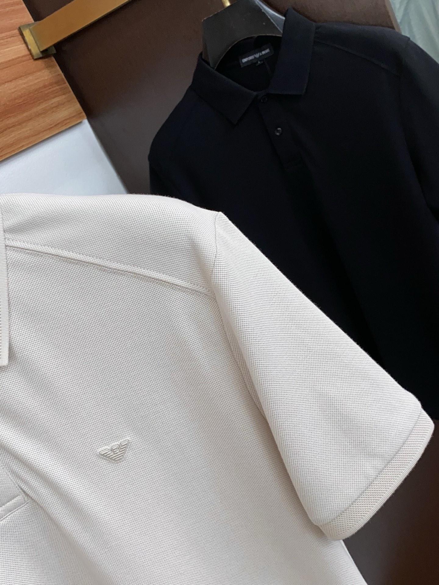 2026春夏新品商务Polo，极简的衣身造型！丝光面料整体的触感极为舒适，弹力十足亲肤效果高级，经典时尚翻领 Polo衫