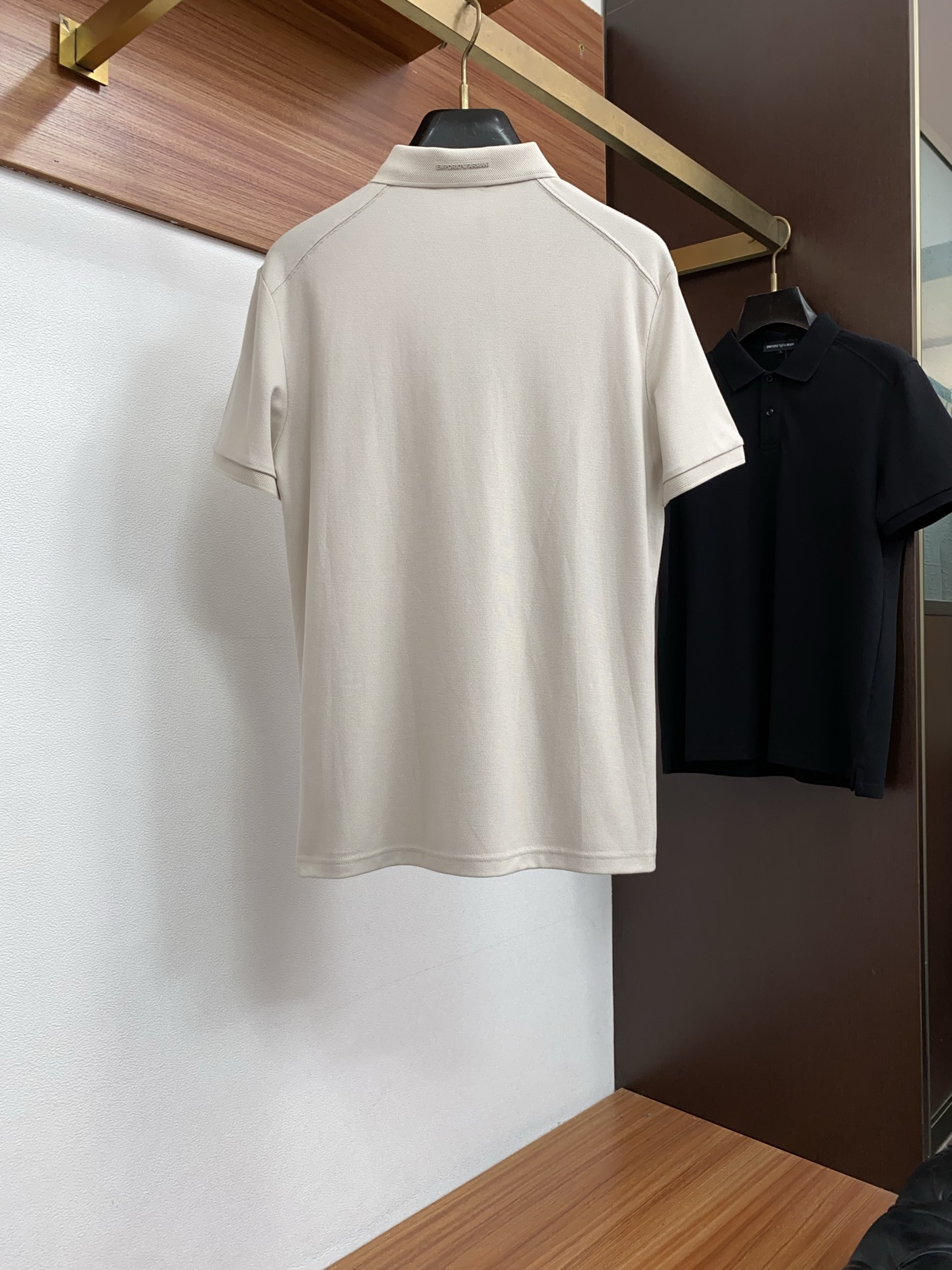 2026春夏新品商务Polo，极简的衣身造型！丝光面料整体的触感极为舒适，弹力十足亲肤效果高级，经典时尚翻领 Polo衫