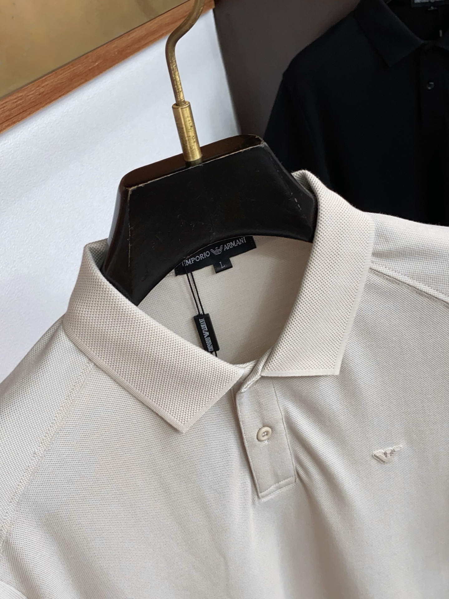2026春夏新品商务Polo，极简的衣身造型！丝光面料整体的触感极为舒适，弹力十足亲肤效果高级，经典时尚翻领 Polo衫
