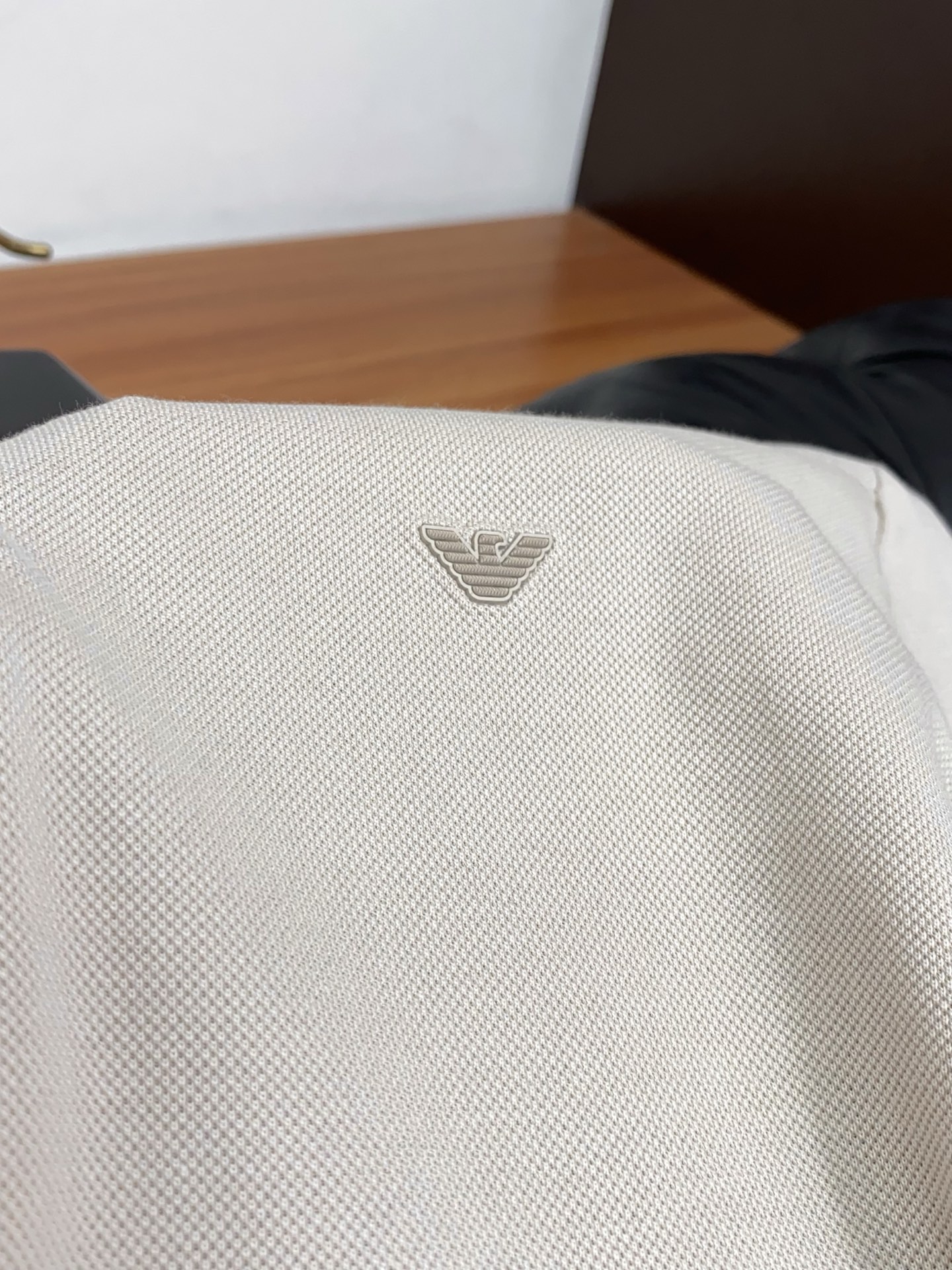 2026春夏新品商务Polo，极简的衣身造型！丝光面料整体的触感极为舒适，弹力十足亲肤效果高级，经典时尚翻领 Polo衫