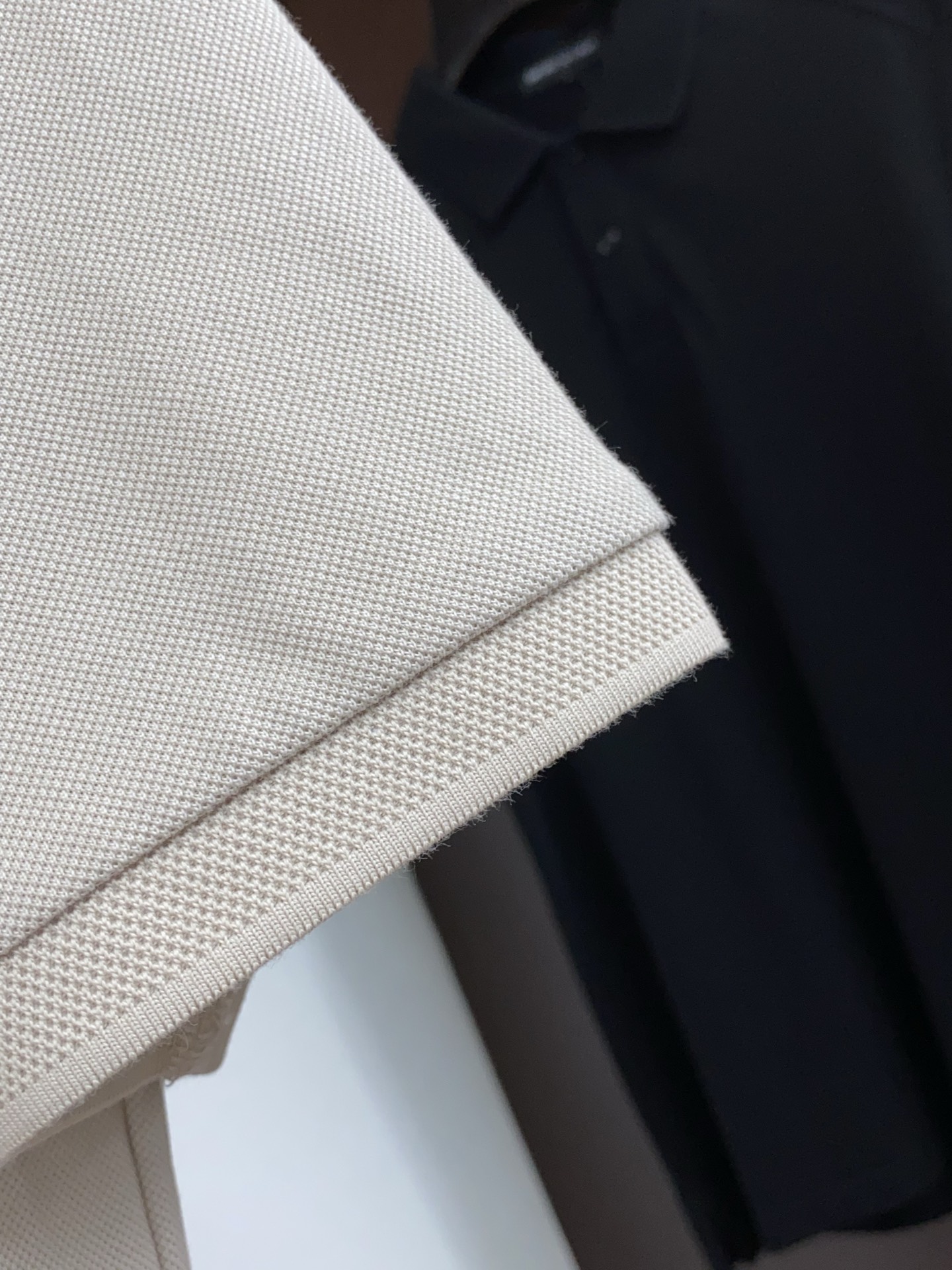 2026春夏新品商务Polo，极简的衣身造型！丝光面料整体的触感极为舒适，弹力十足亲肤效果高级，经典时尚翻领 Polo衫