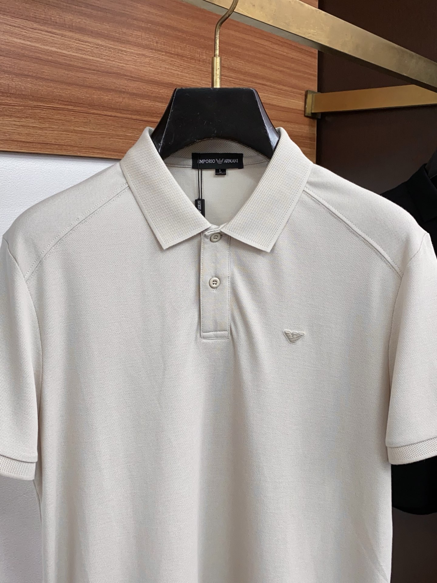 2026春夏新品商务Polo，极简的衣身造型！丝光面料整体的触感极为舒适，弹力十足亲肤效果高级，经典时尚翻领 Polo衫