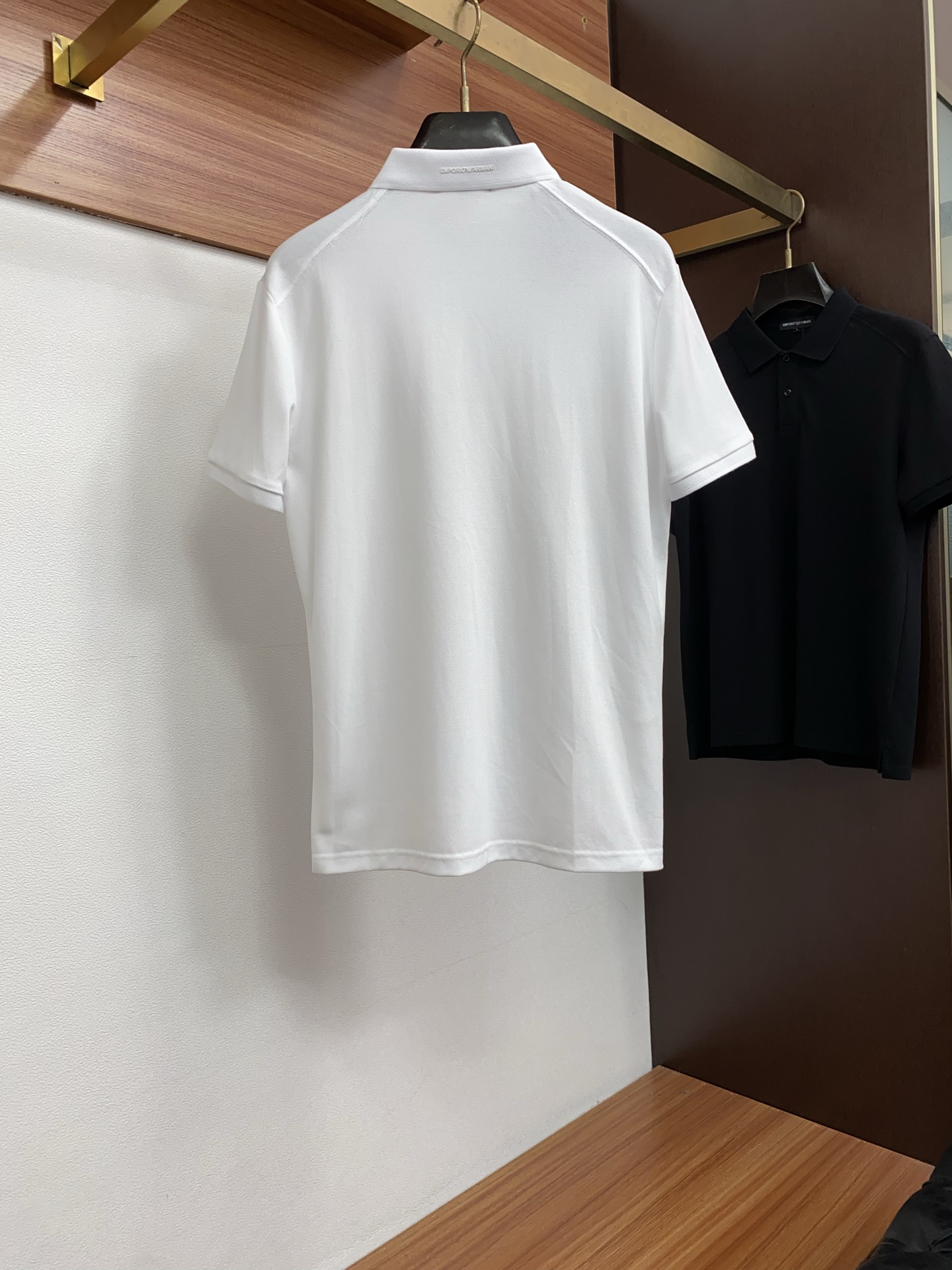 2026春夏新品商务Polo，极简的衣身造型！丝光面料整体的触感极为舒适，弹力十足亲肤效果高级，经典时尚翻领 Polo衫