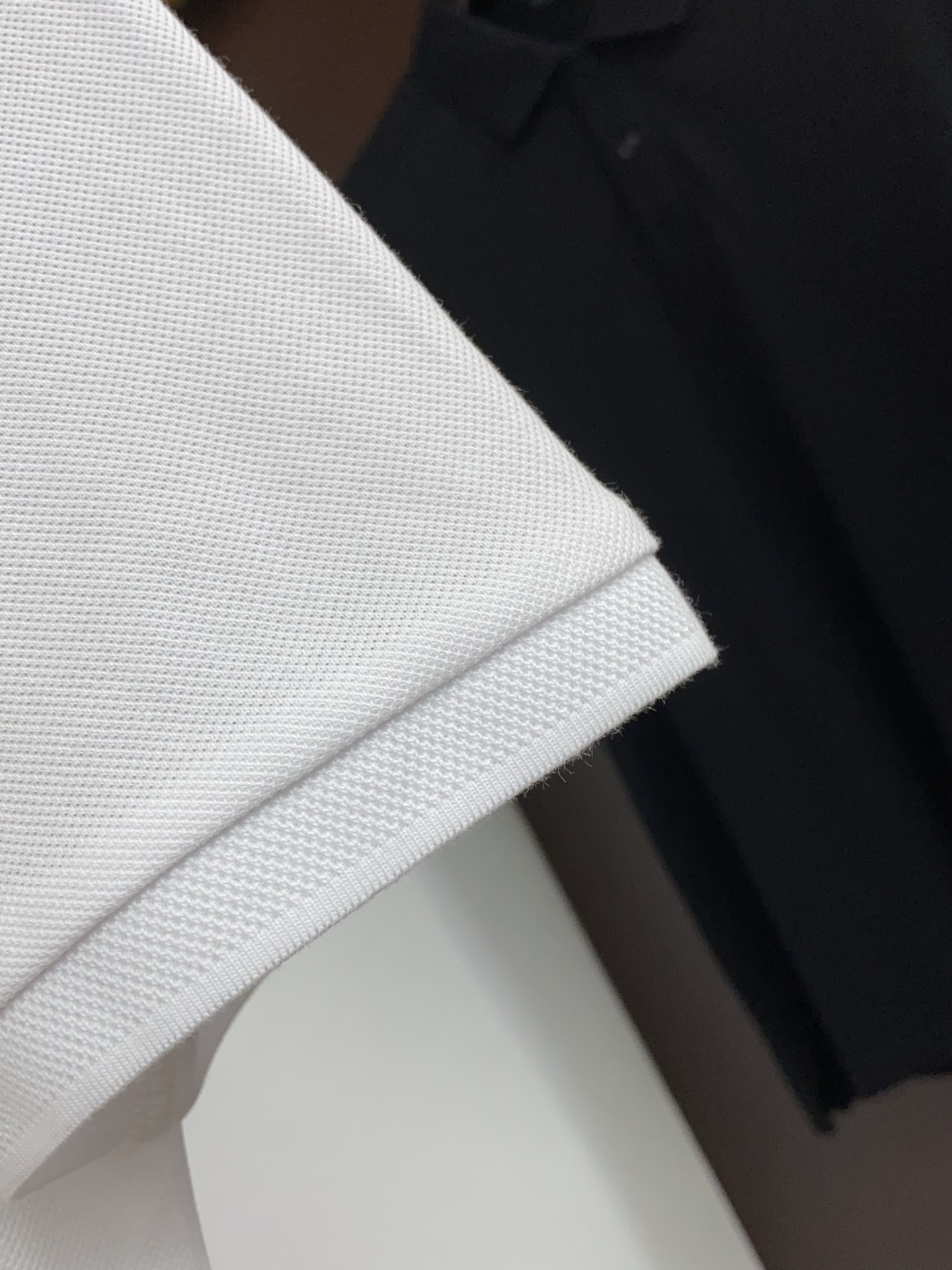2026春夏新品商务Polo，极简的衣身造型！丝光面料整体的触感极为舒适，弹力十足亲肤效果高级，经典时尚翻领 Polo衫