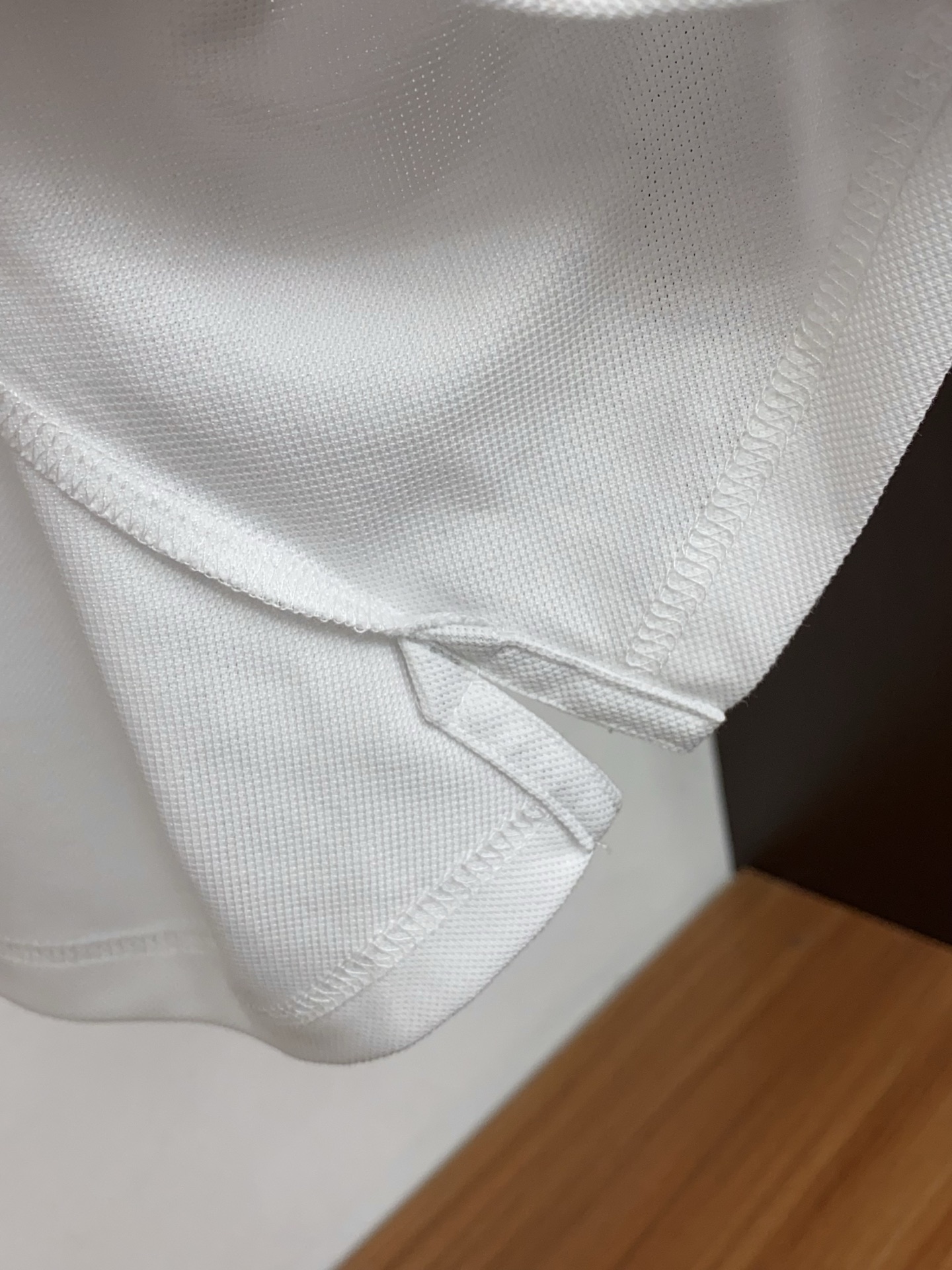 2026春夏新品商务Polo，极简的衣身造型！丝光面料整体的触感极为舒适，弹力十足亲肤效果高级，经典时尚翻领 Polo衫