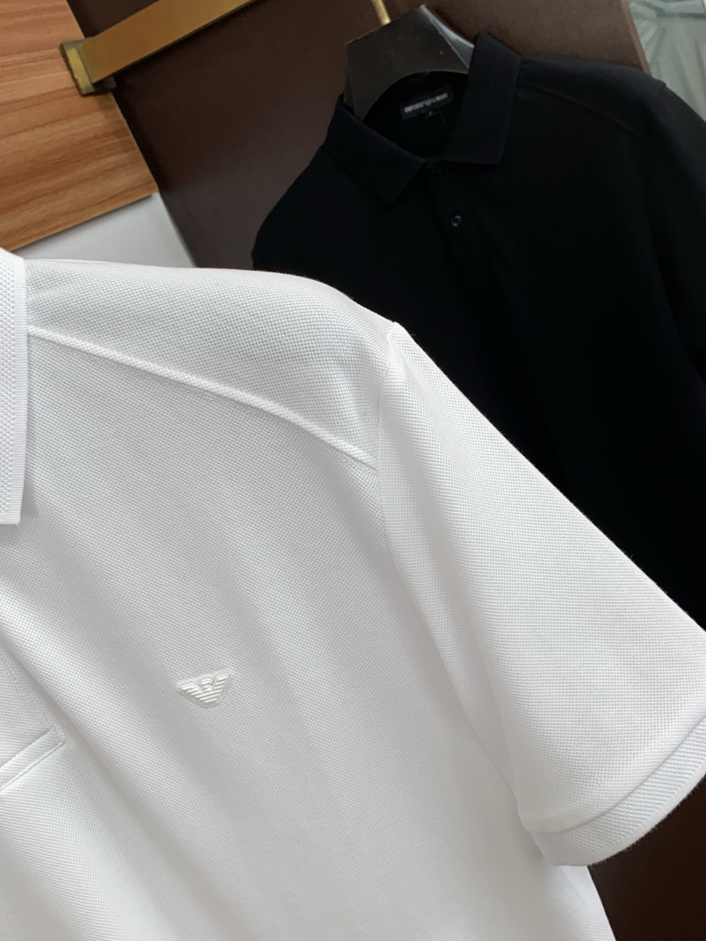 2026春夏新品商务Polo，极简的衣身造型！丝光面料整体的触感极为舒适，弹力十足亲肤效果高级，经典时尚翻领 Polo衫