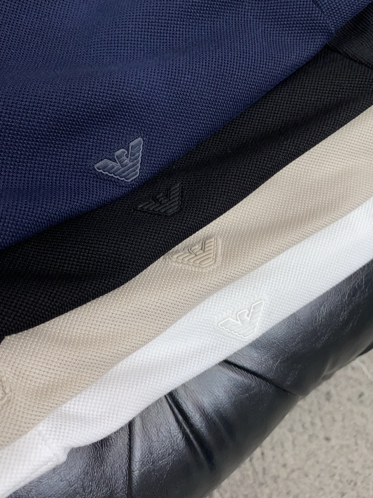 2026春夏新品商务Polo，极简的衣身造型！丝光面料整体的触感极为舒适，弹力十足亲肤效果高级，经典时尚翻领 Polo衫