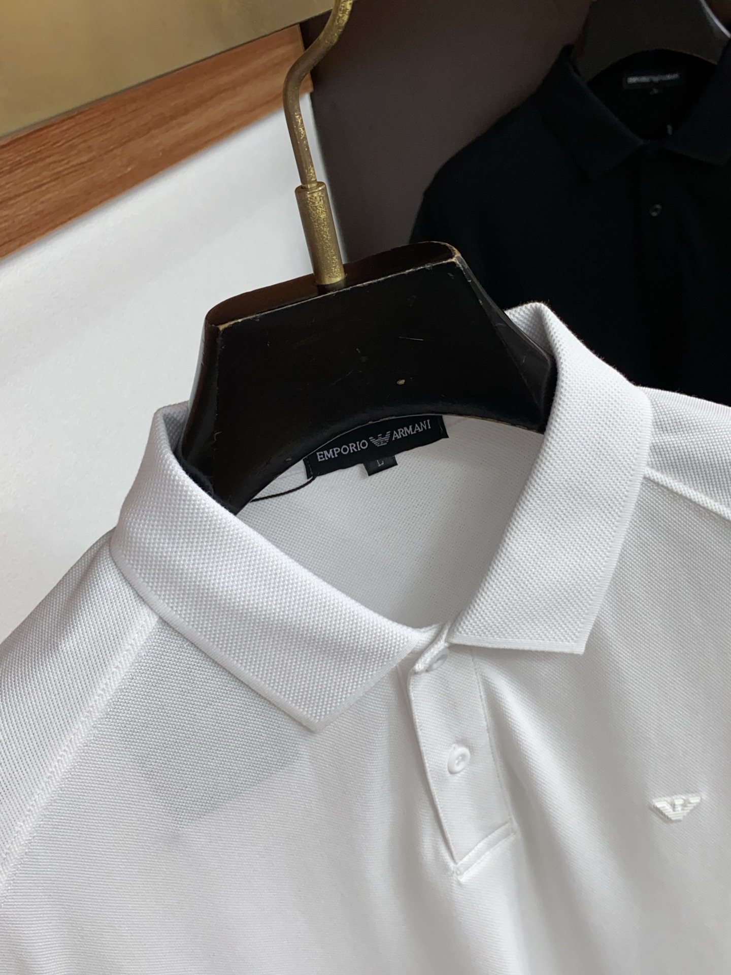 2026春夏新品商务Polo，极简的衣身造型！丝光面料整体的触感极为舒适，弹力十足亲肤效果高级，经典时尚翻领 Polo衫