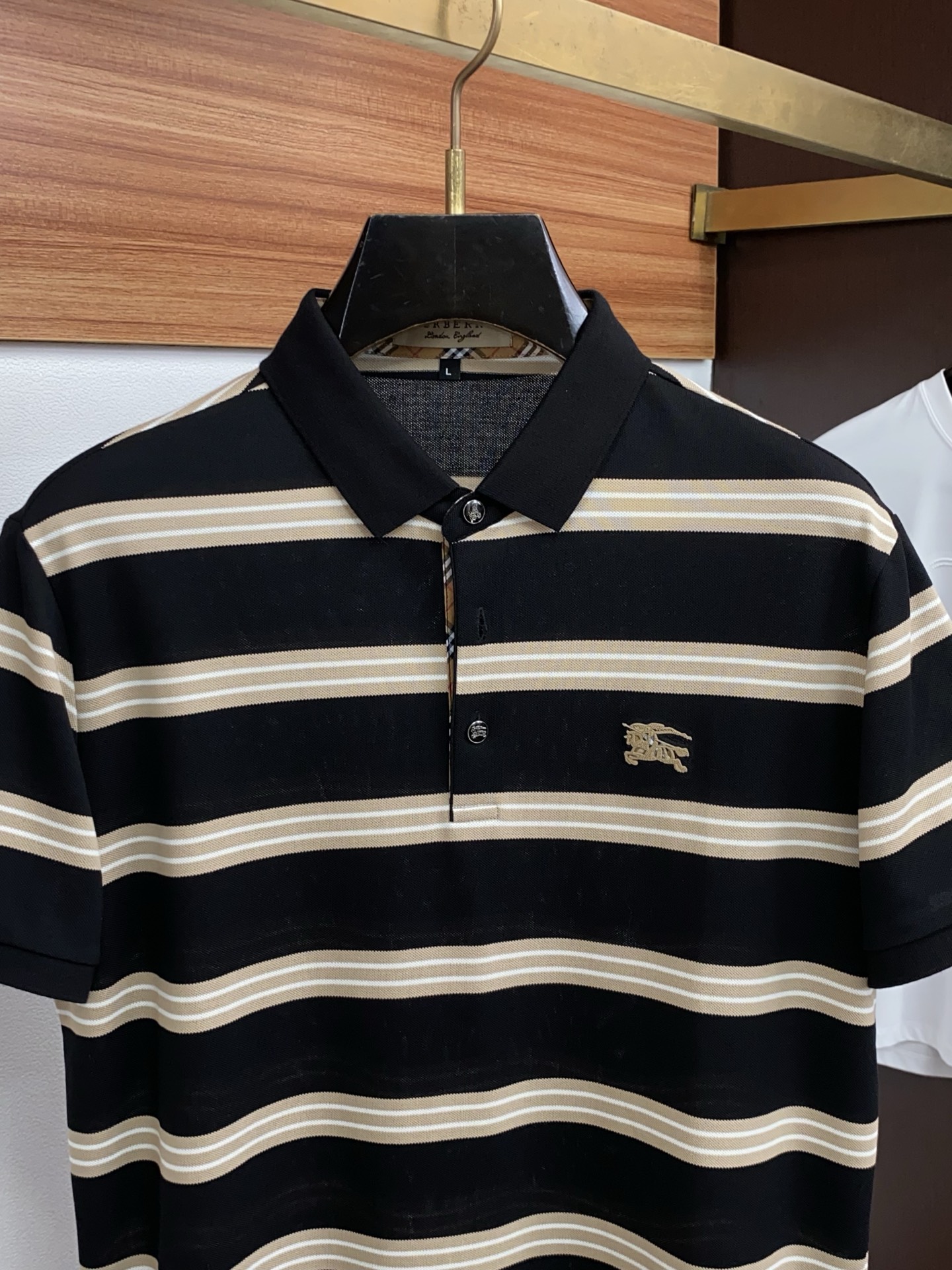 2026春夏新品商务Polo，极简的衣身造型！丝光面料整体的触感极为舒适，弹力十足亲肤效果高级，经典时尚