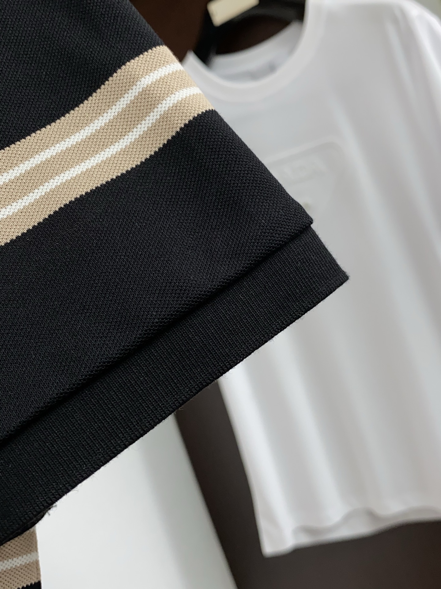 2026春夏新品商务Polo，极简的衣身造型！丝光面料整体的触感极为舒适，弹力十足亲肤效果高级，经典时尚