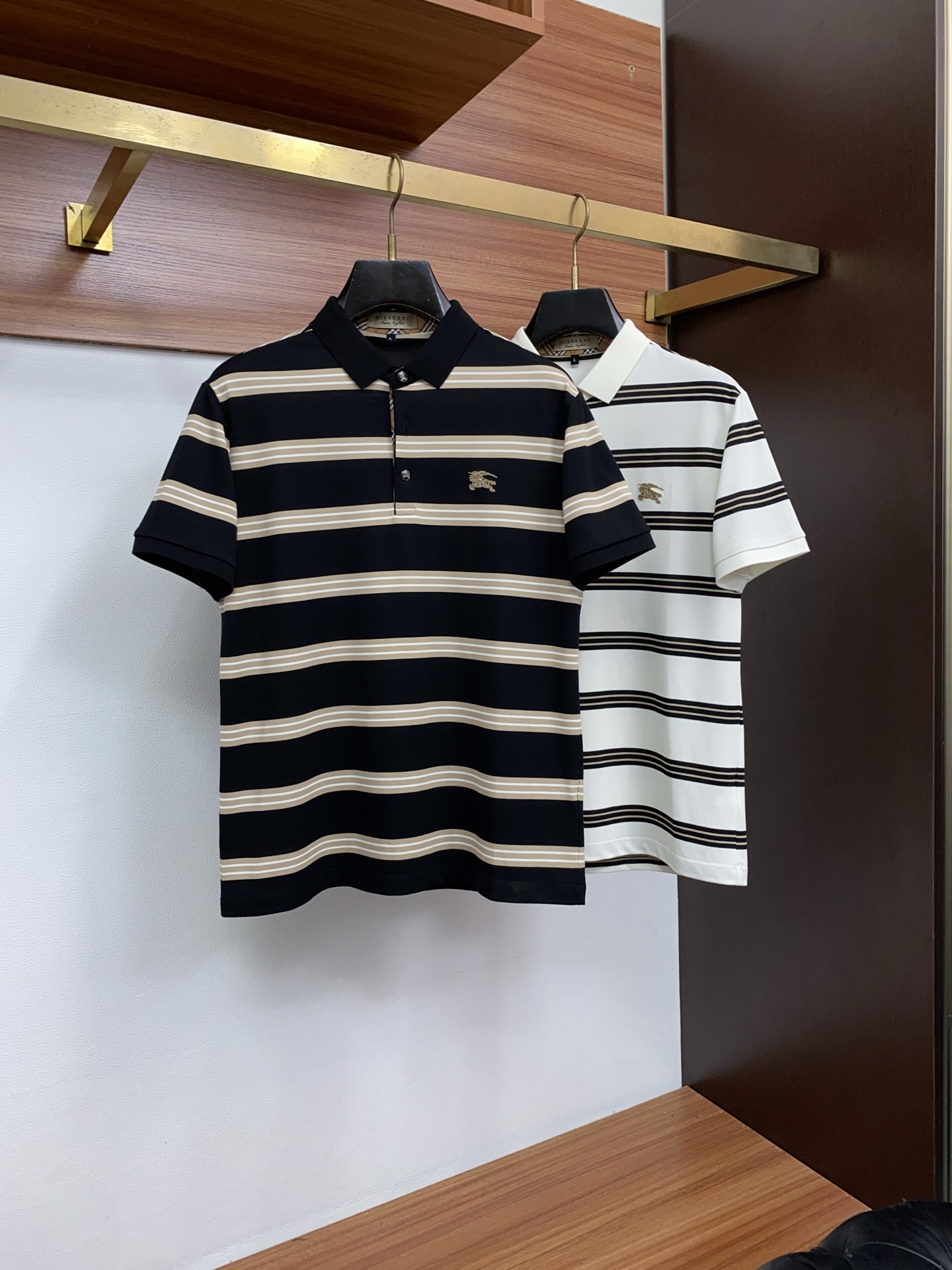 2026春夏新品商务Polo，极简的衣身造型！丝光面料整体的触感极为舒适，弹力十足亲肤效果高级，经典时尚