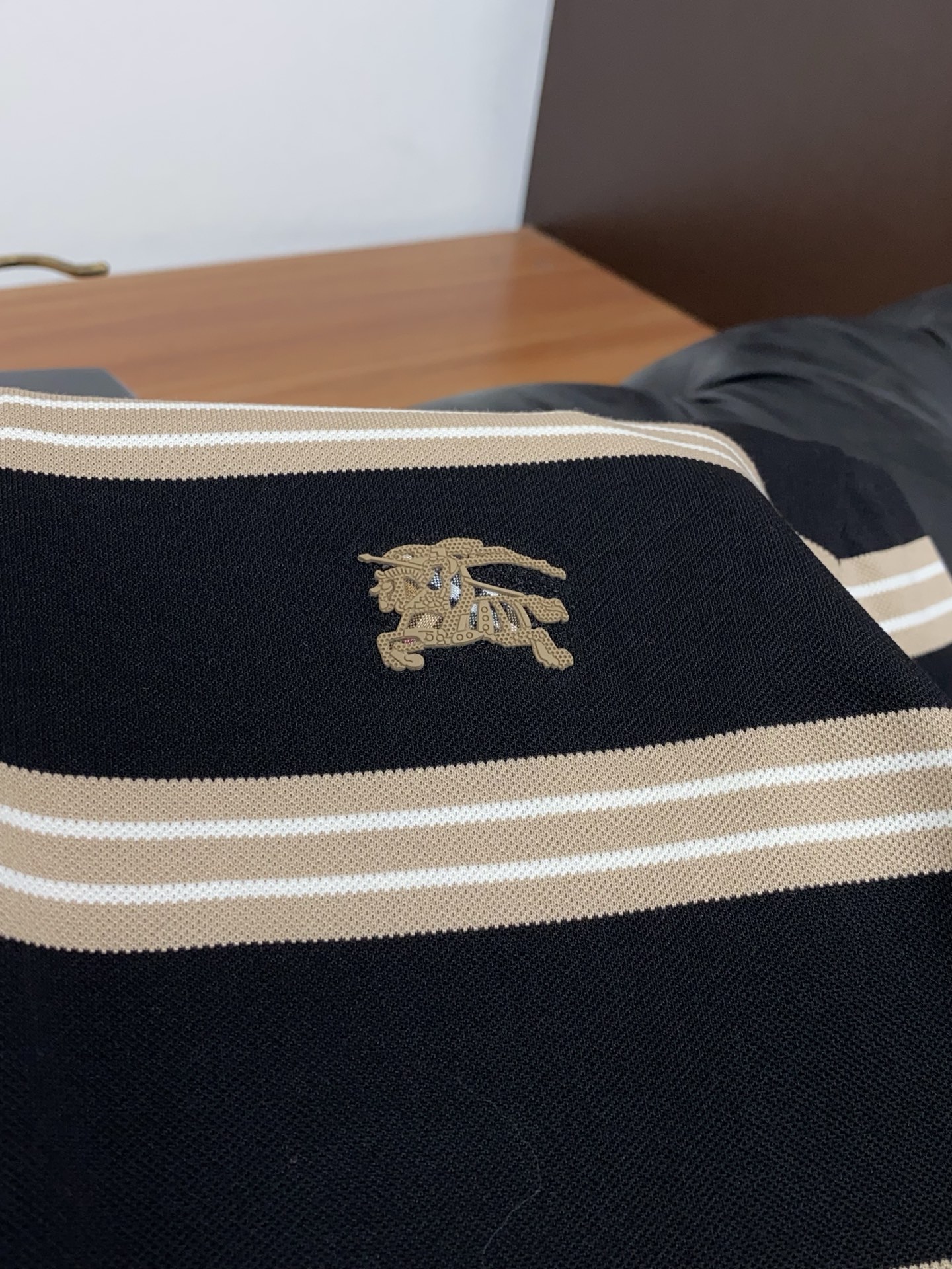 2026春夏新品商务Polo，极简的衣身造型！丝光面料整体的触感极为舒适，弹力十足亲肤效果高级，经典时尚