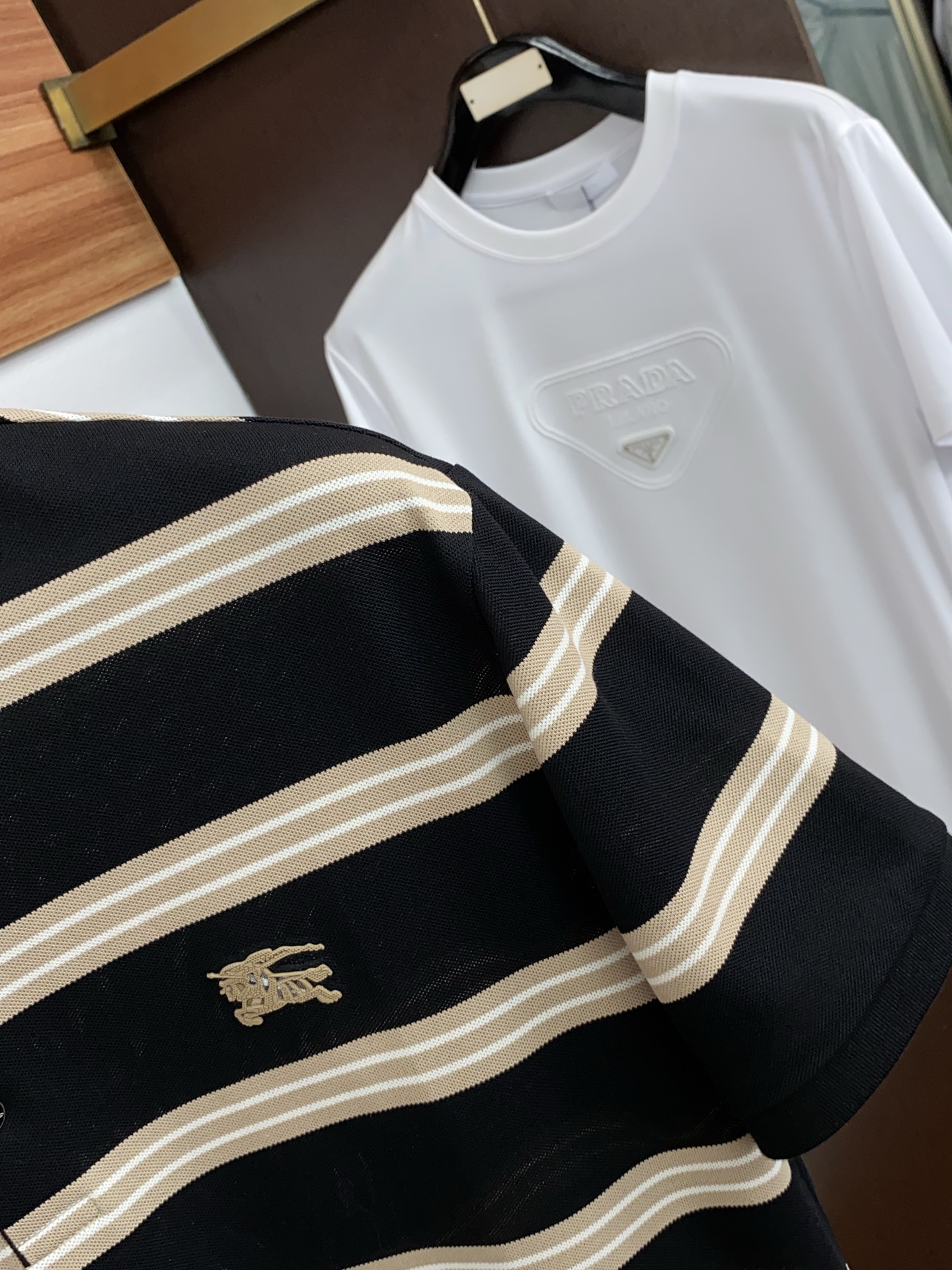 2026春夏新品商务Polo，极简的衣身造型！丝光面料整体的触感极为舒适，弹力十足亲肤效果高级，经典时尚
