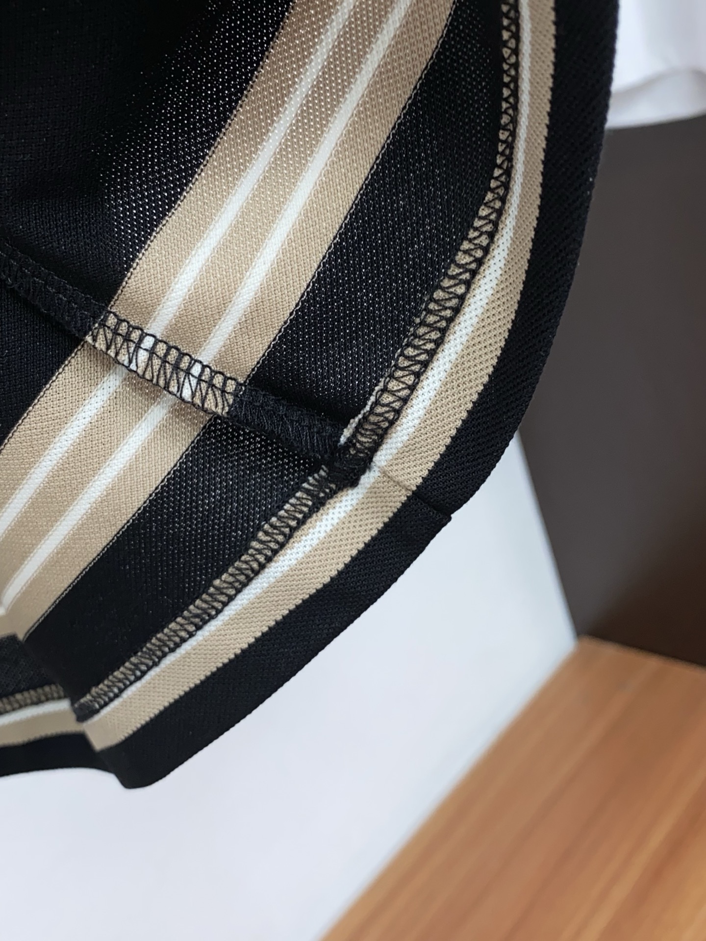 2026春夏新品商务Polo，极简的衣身造型！丝光面料整体的触感极为舒适，弹力十足亲肤效果高级，经典时尚