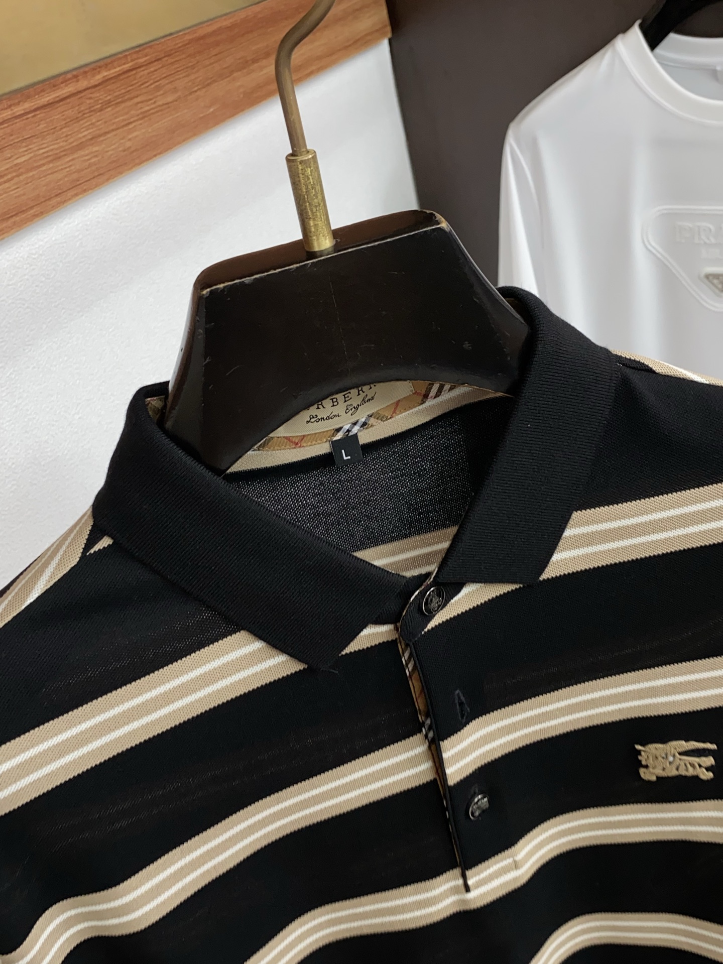 2026春夏新品商务Polo，极简的衣身造型！丝光面料整体的触感极为舒适，弹力十足亲肤效果高级，经典时尚