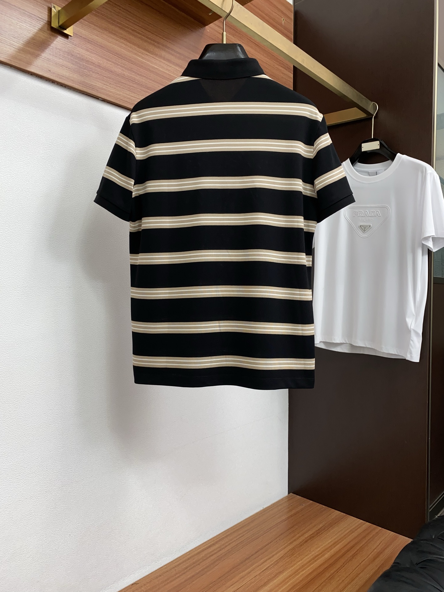 2026春夏新品商务Polo，极简的衣身造型！丝光面料整体的触感极为舒适，弹力十足亲肤效果高级，经典时尚