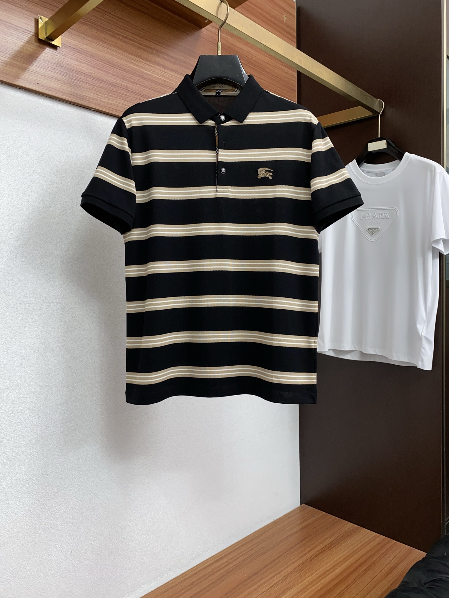 2026春夏新品商务Polo，极简的衣身造型！丝光面料整体的触感极为舒适，弹力十足亲肤效果高级，经典时尚