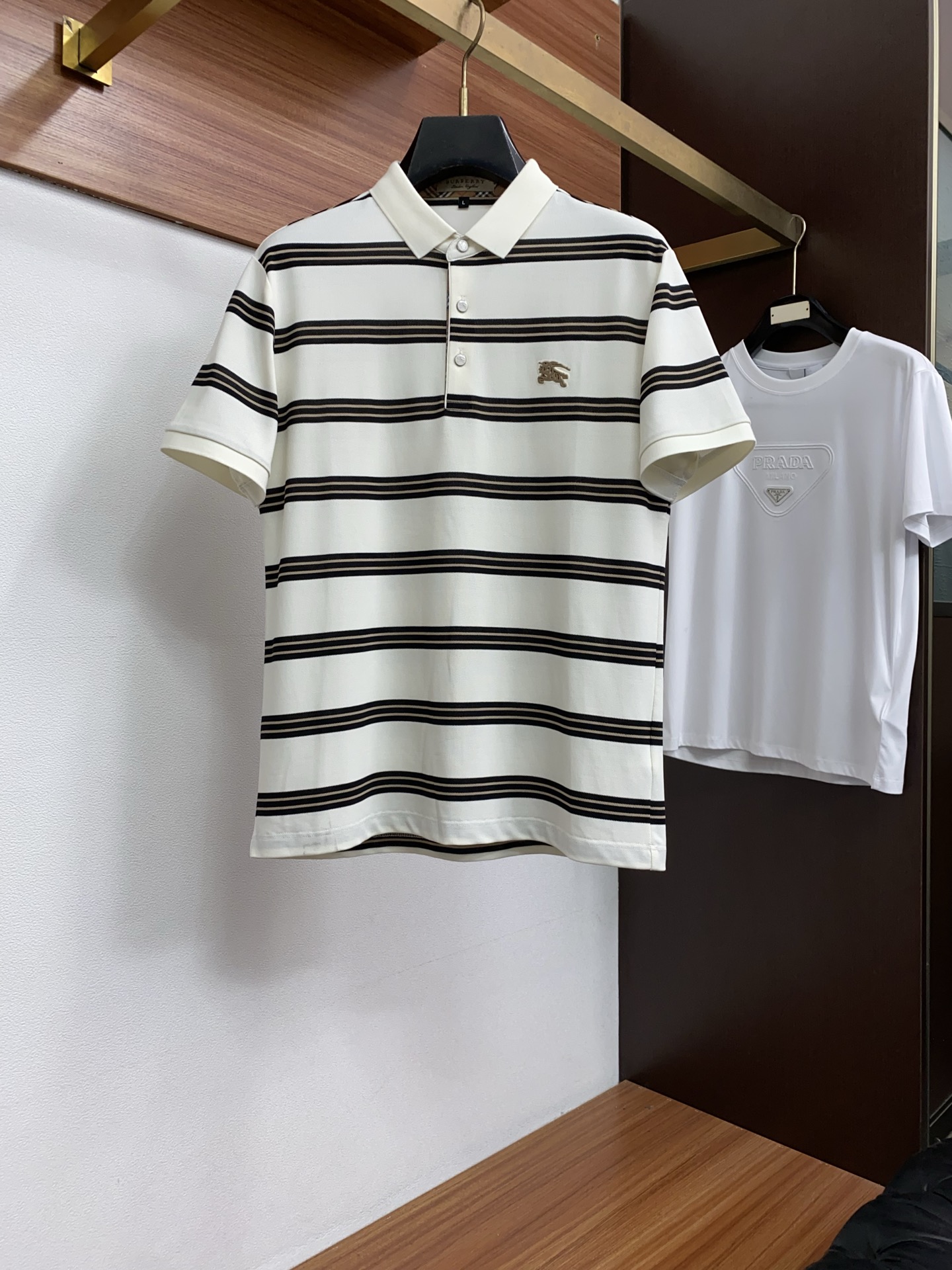 2026春夏新品商务Polo，极简的衣身造型！丝光面料整体的触感极为舒适，弹力十足亲肤效果高级，经典时尚
