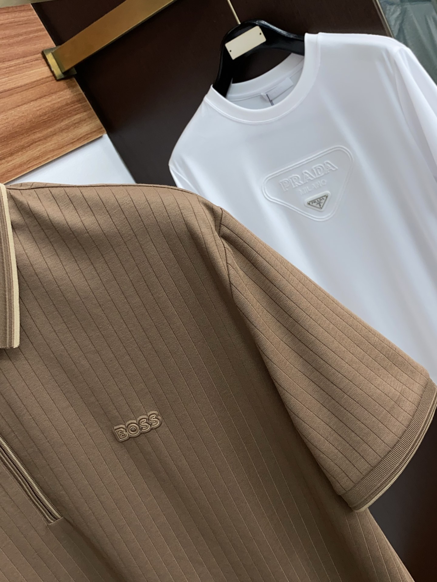 2026春夏新品商务Polo,极简的衣身造型!丝光面料整体的触感极为舒适,弹力十足亲肤效果高级,经典时尚翻领 Polo衫 2026春夏新品商务Polo,极简的衣身造型!丝光面料整体的触感极为舒适,弹力十足亲肤效果高级,经典时尚翻领 Polo衫