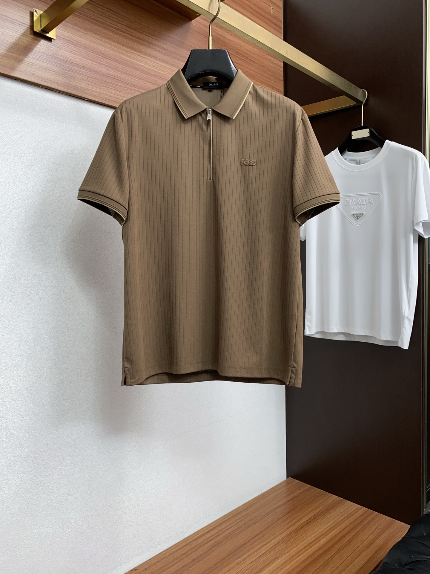 2026春夏新品商务Polo，极简的衣身造型！丝光面料整体的触感极为舒适，弹力十足亲肤效果高级，经典时尚翻领 Polo衫