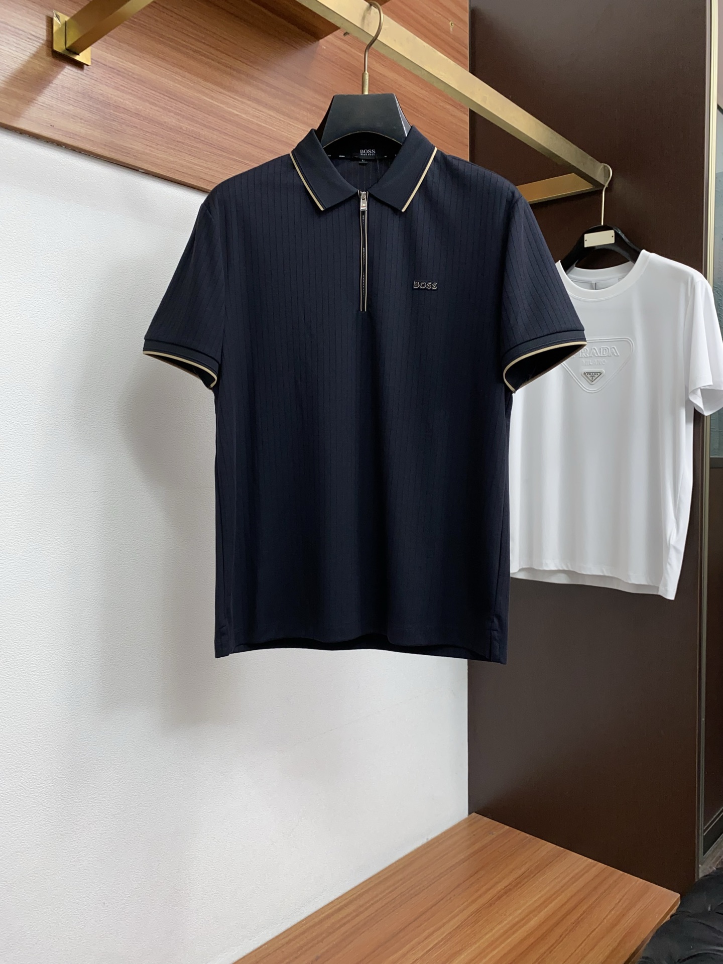 2026春夏新品商务Polo，极简的衣身造型！丝光面料整体的触感极为舒适，弹力十足亲肤效果高级，经典时尚翻领 Polo衫