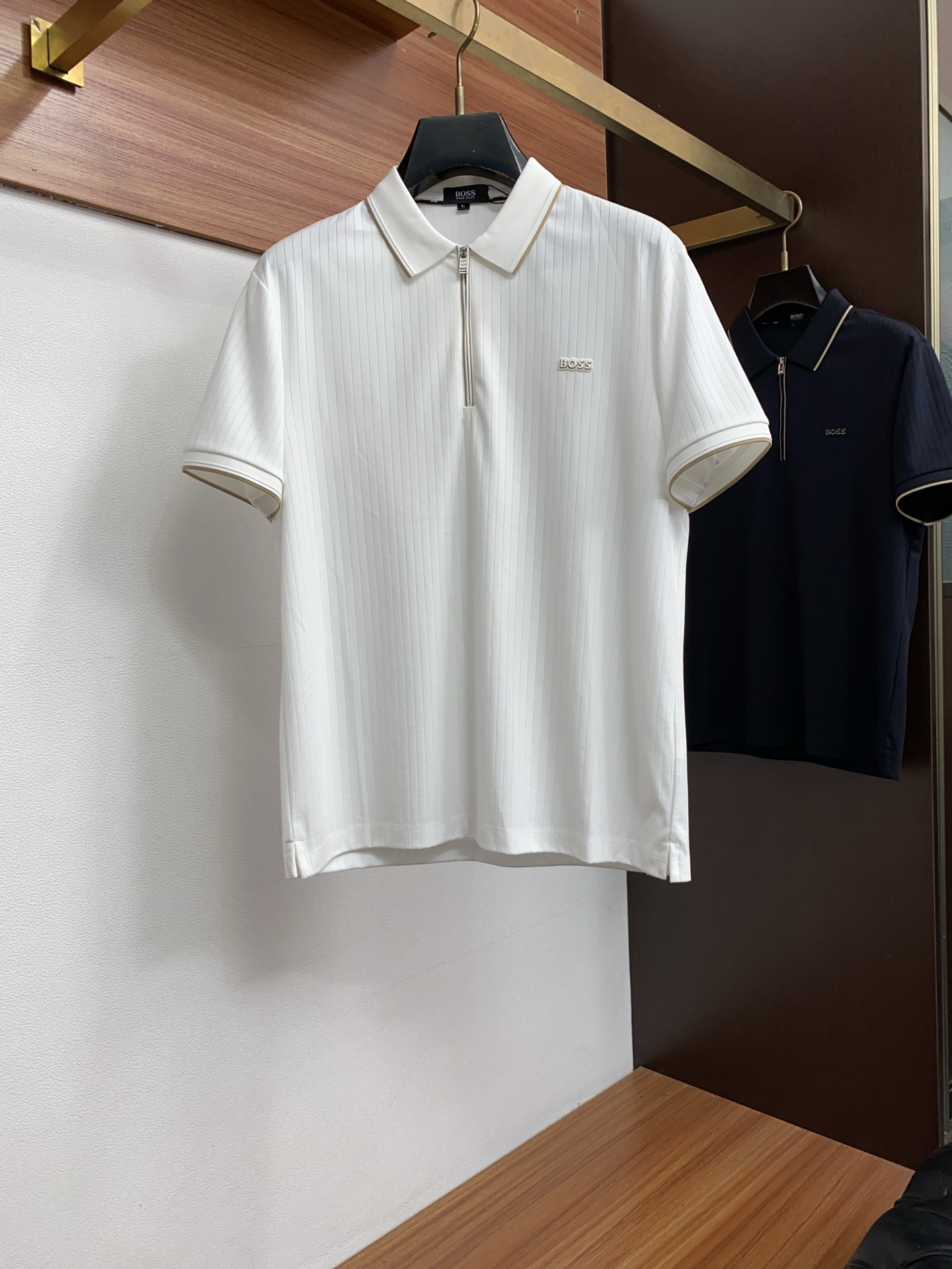 boss 2026春夏新品商务Polo，极简的衣身造型！丝光面料整体的触感极为舒适，弹力十足亲肤效果高级，经典时尚翻领 