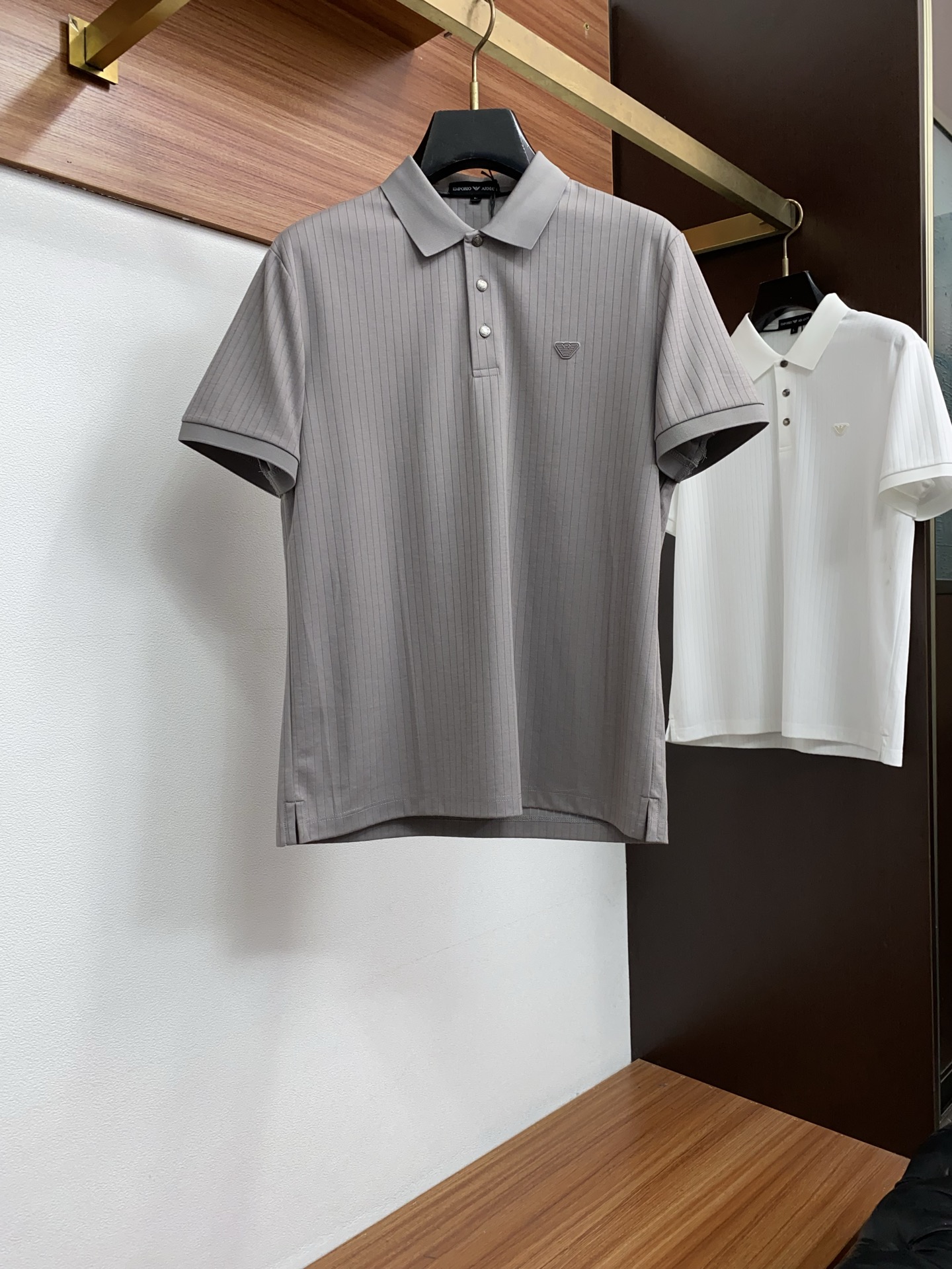 阿玛尼 2026春夏新品商务Polo，极简的衣身造型！丝光面料整体的触感极为舒适，弹力十足亲肤效果高级，