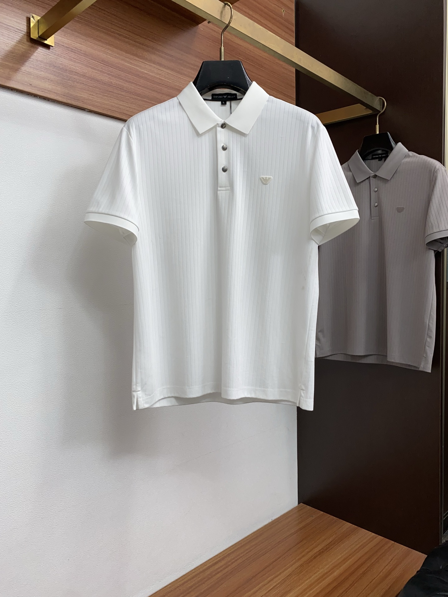 阿玛尼 2026春夏新品商务Polo，极简的衣身造型！丝光面料整体的触感极为舒适，弹力十足亲肤效果高级，